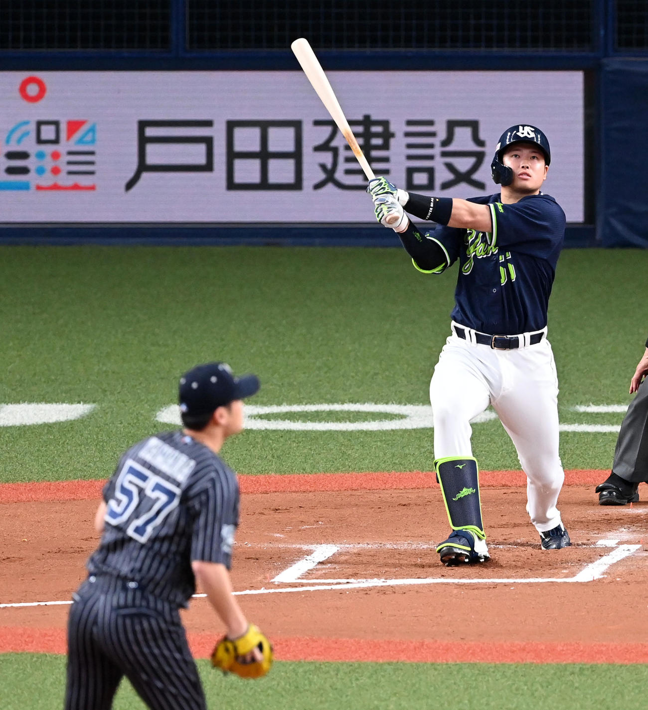 オリックス対ヤクルト　6回表ヤクルト2死三塁、村上は左中間に2点本塁打を放つ。投手山田（撮影・前岡正明）