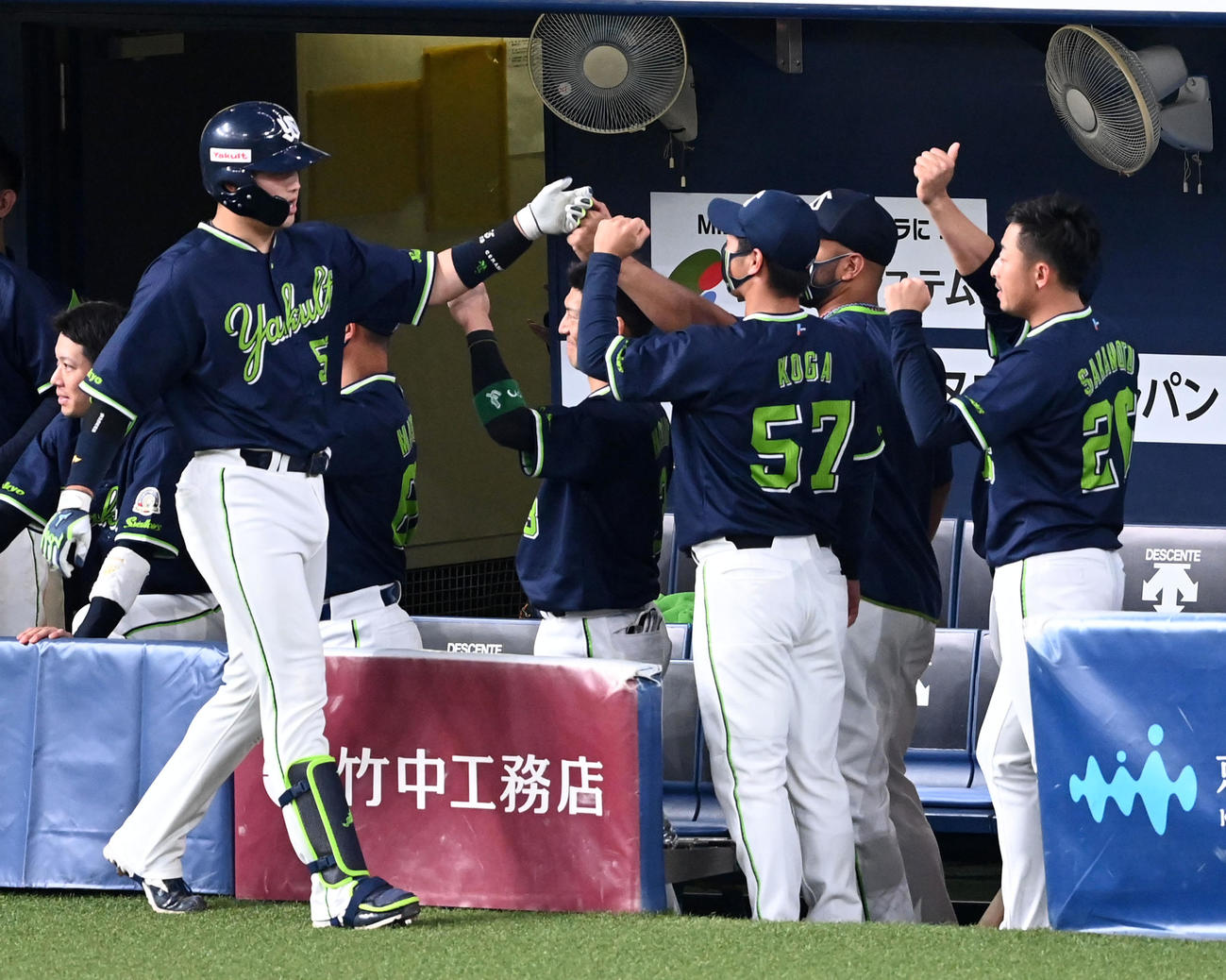 オリックス対ヤクルト　6回表ヤクルト2死三塁、左中間に2点本塁打を放った村上を迎えるヤクルトナイン（撮影・前岡正明）