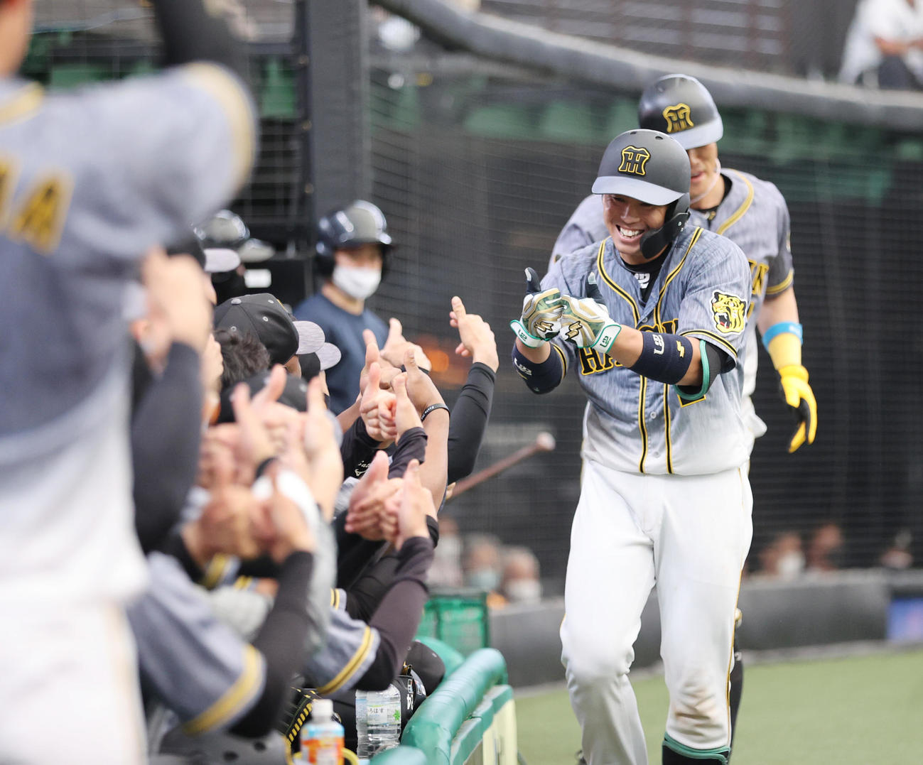 西武対阪神　5回裏阪神2死一塁、左越え2点本塁打を放ち生還する梅野（撮影・清水貴仁）