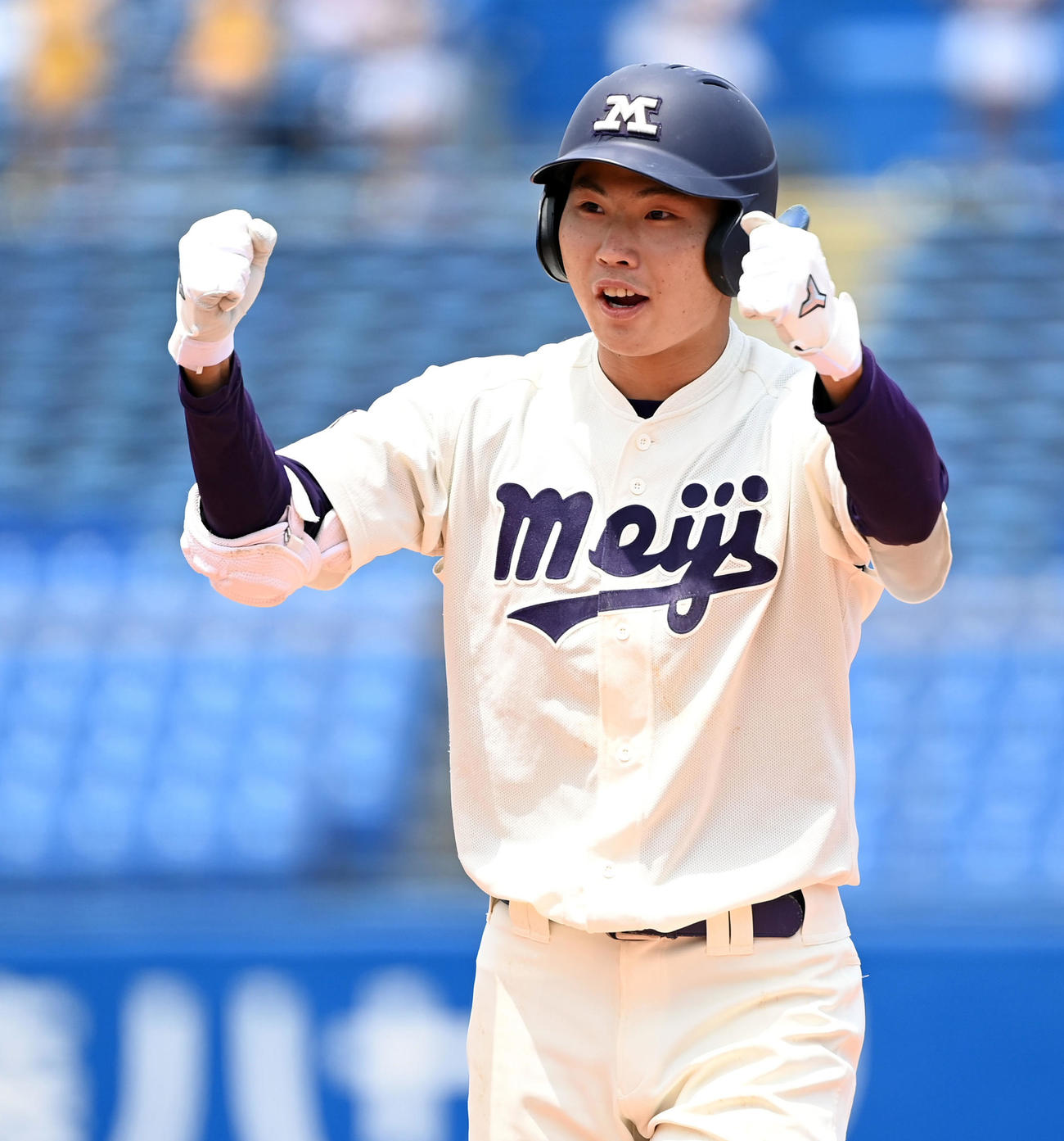 早大戦で安打を放ちガッツポーズを決める明大陶山（2021年5月15日撮影）