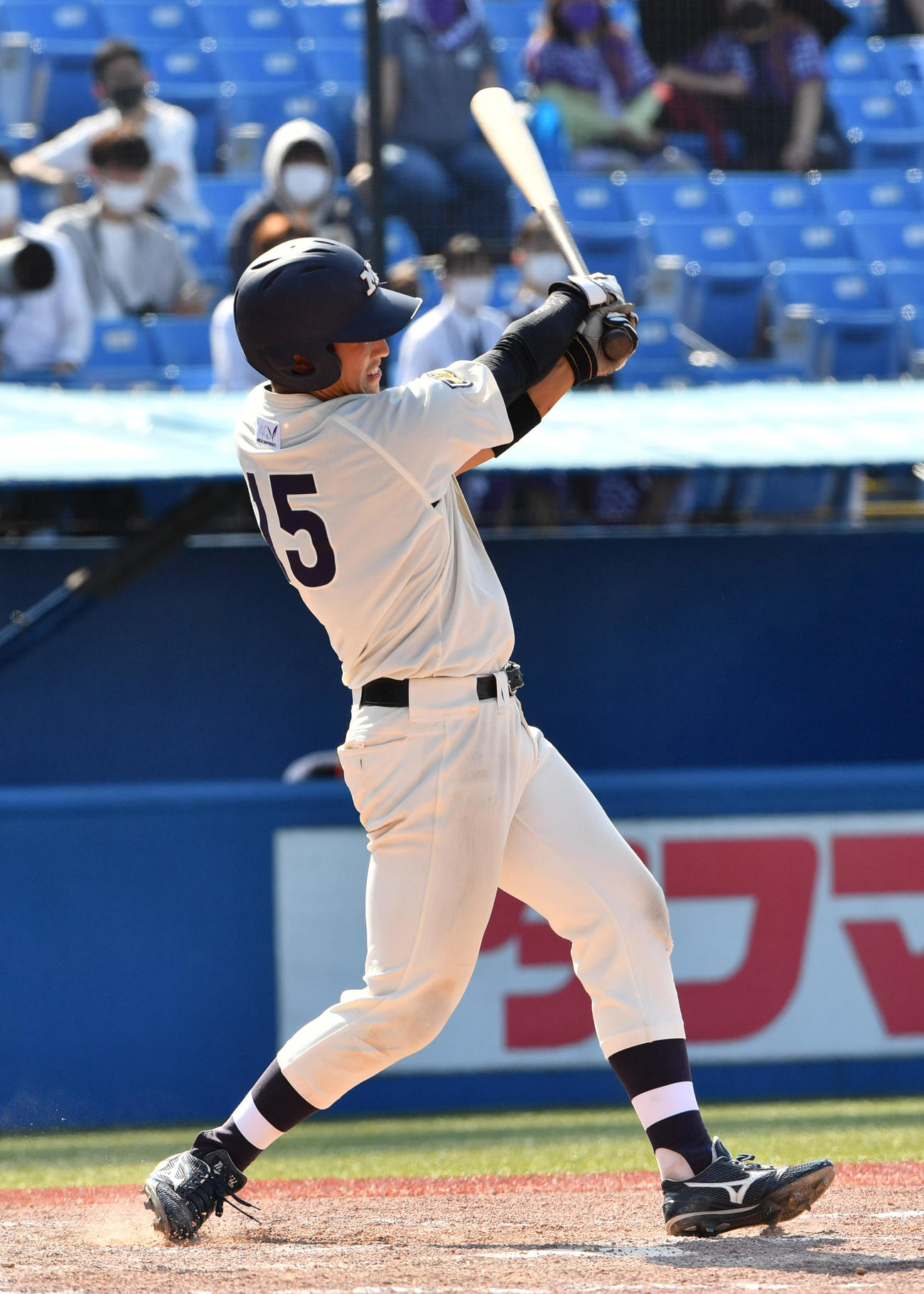立大戦で左前安打を放つ明大・山田陸人（2021年5月23日撮影）
