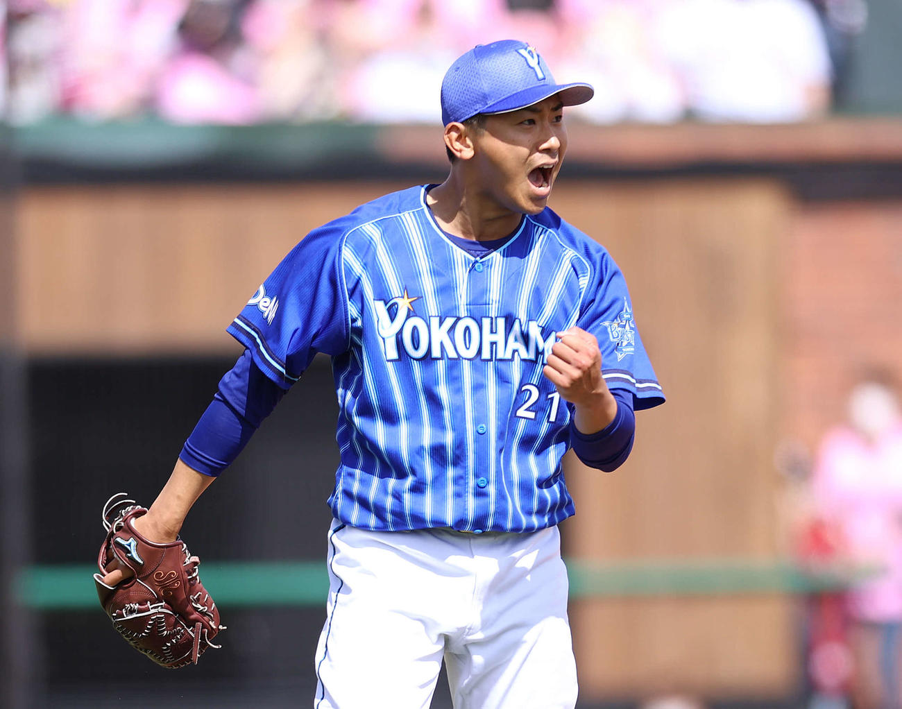 楽天対DeNA 4回裏楽天2死二、三塁、小深田を空振り三振に仕留め、雄たけびを上げる今永（撮影・河野匠）
