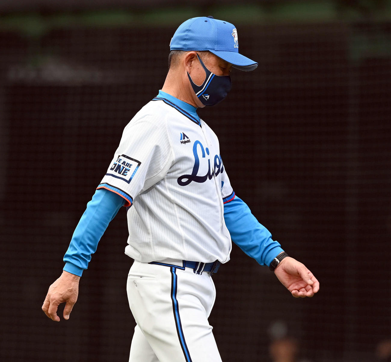 西武対阪神　4回、先発平井の交代を告げベンチに下がる西武辻監督（撮影・たえ見朱実）