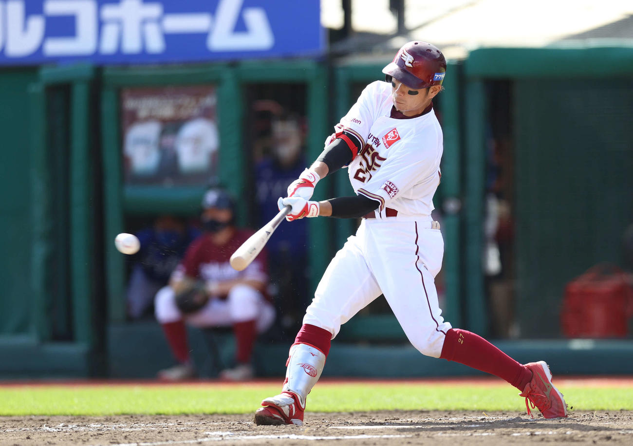 楽天対DeNA 7回裏楽天2死二、三塁、2点適時三塁打を放つ岡島（撮影・河野匠）