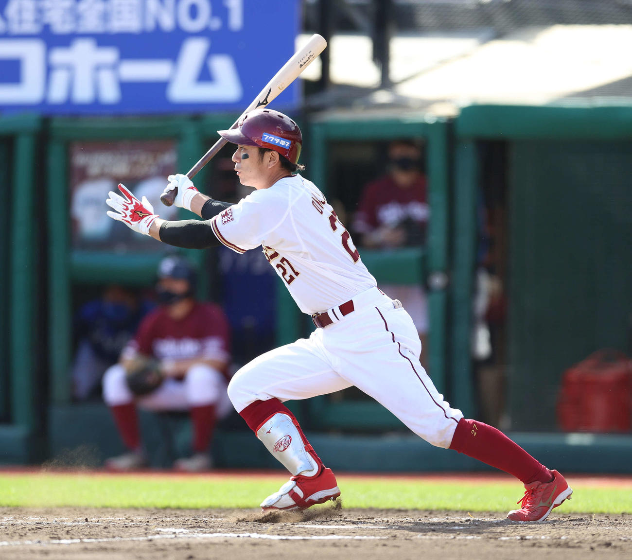 楽天対DeNA 7回裏楽天2死二、三塁、2点適時三塁打を放つ岡島（撮影・河野匠）