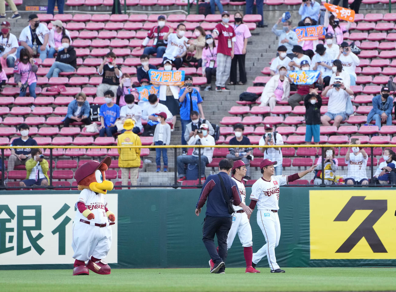 楽天対DeNA　試合後、グラウンドを1周する、右から酒居、岡島（撮影・河野匠）
