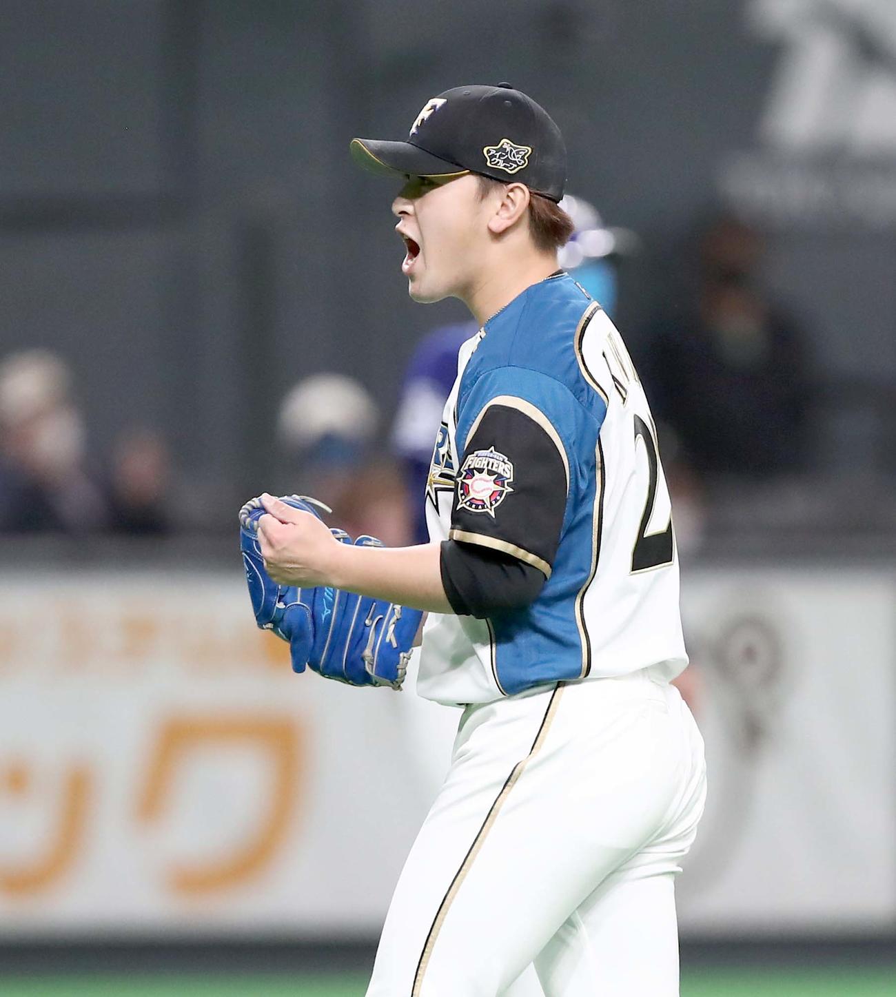日本ハム対中日　5回表中日1死満塁、高橋周を併殺にとり叫ぶ河野（撮影・黒川智章）