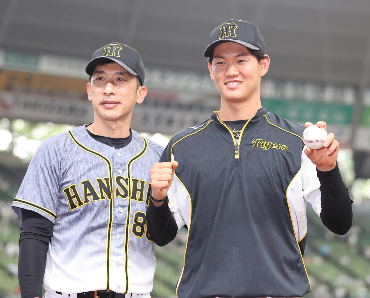 西武対阪神　リリーフ登板でプロ初勝利をあげ矢野監督（左）と記念撮影を行う及川（撮影・清水貴仁）