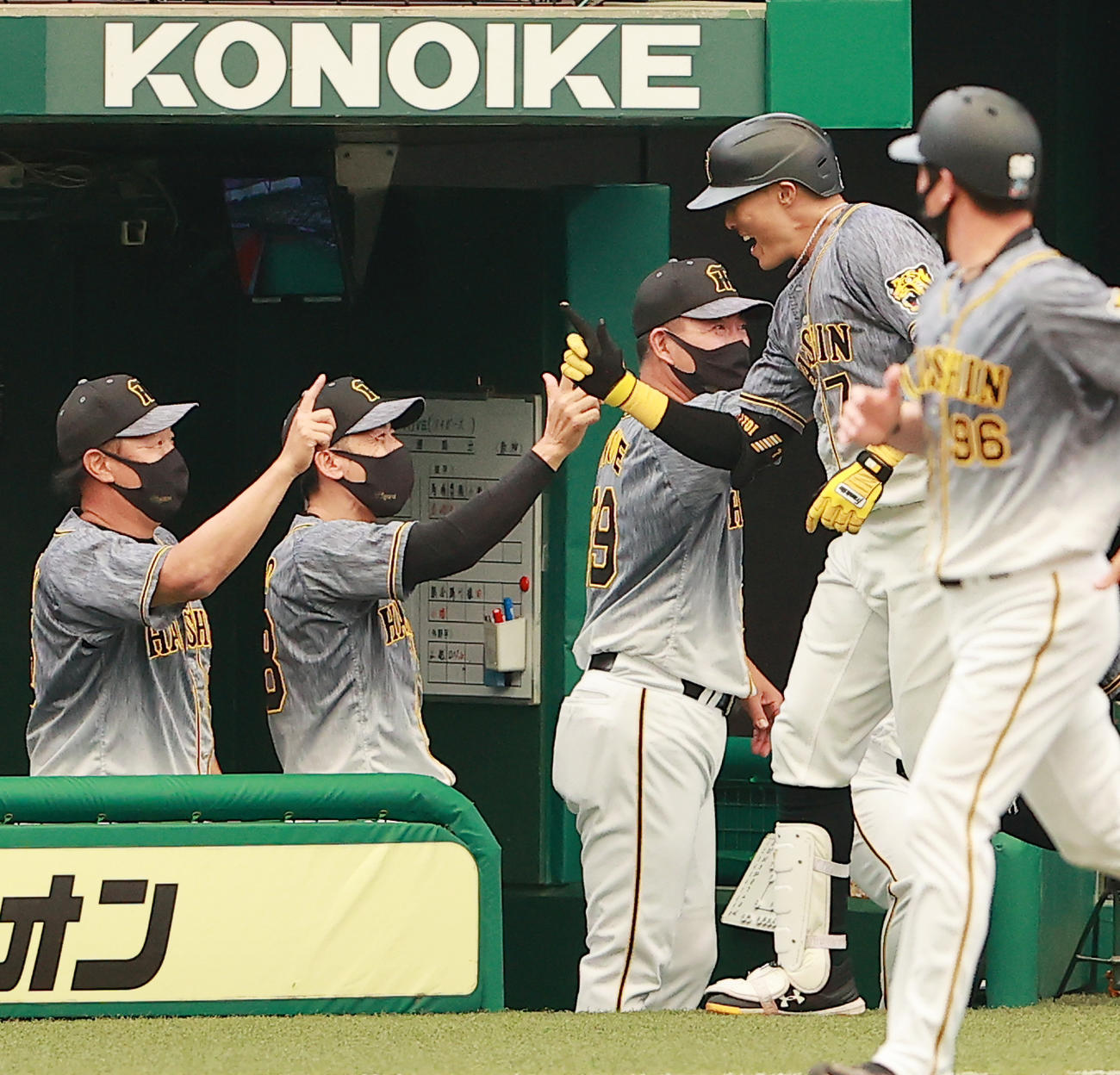 西武対阪神　2回表阪神1死三塁、右越え先制2点本塁打を放ち矢野監督（奥中央）らに迎えられる糸井（撮影・野上伸悟）