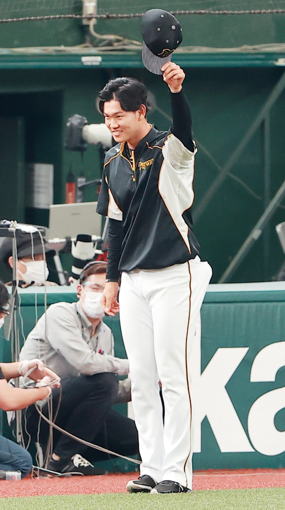西武対阪神　プロ初勝利を挙げ、ファンの拍手に応える阪神及川（撮影・野上伸悟）