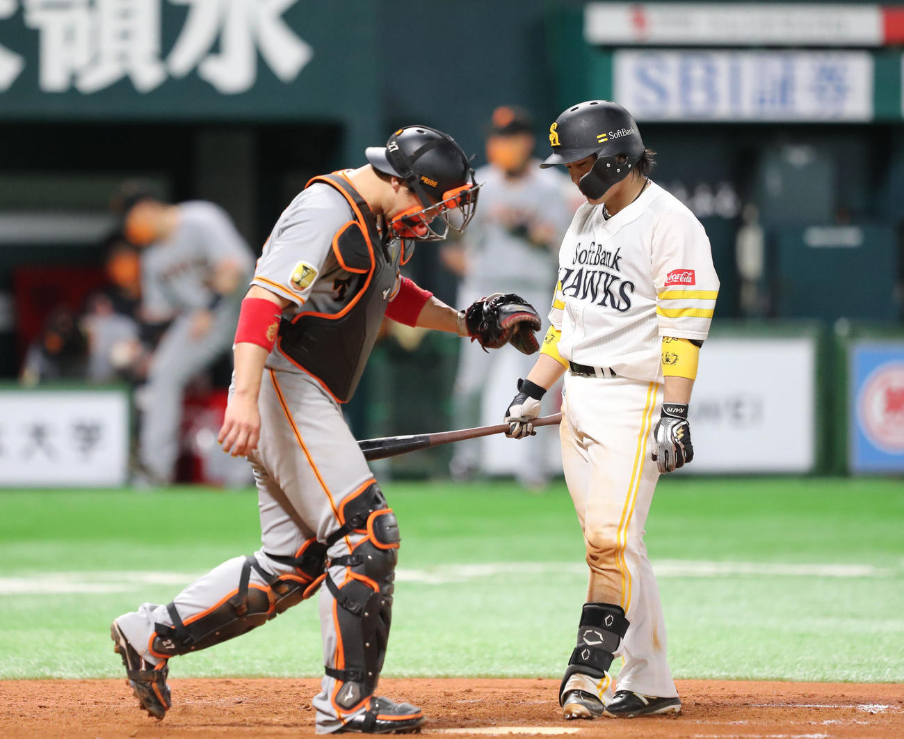 ソフトバンク対巨人　9回裏ソフトバンク2死一、二塁、甲斐拓哉は見逃し三振に終わる（撮影・梅根麻紀）