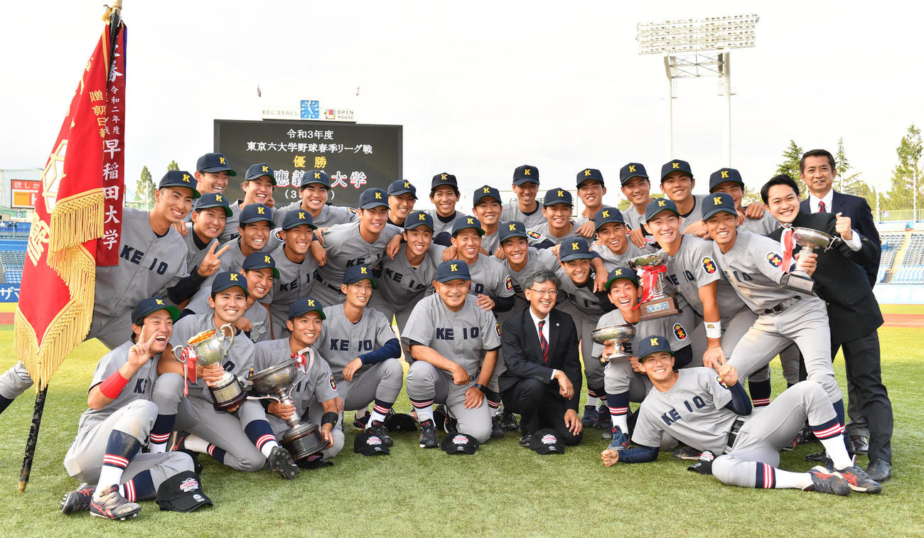 優勝し記念撮影をする慶大ナイン。中央は堀井監督（撮影・柴田隆二）