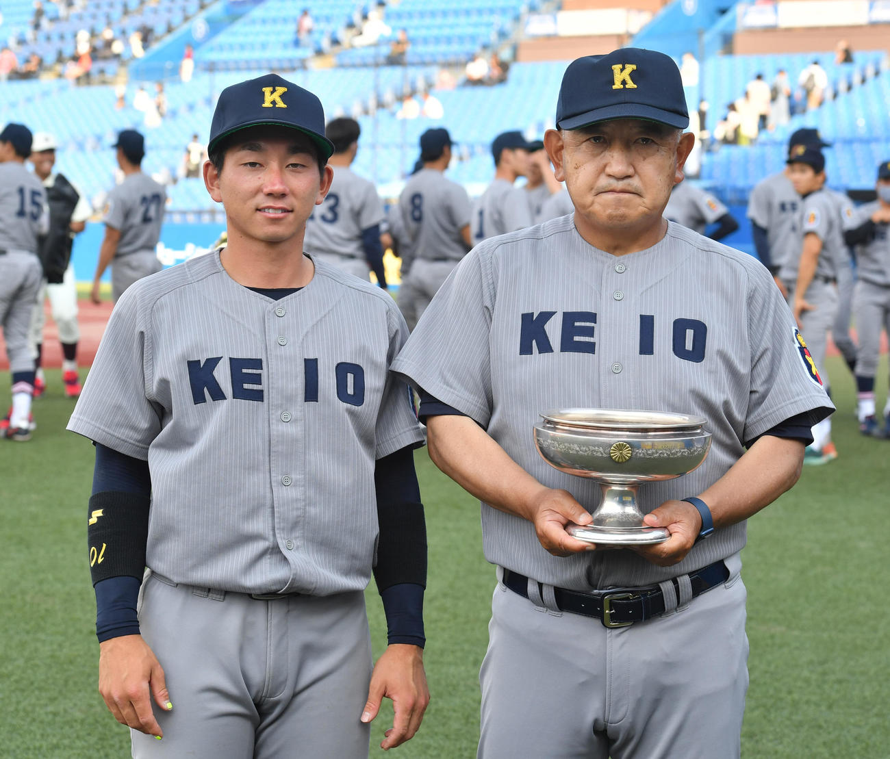 優勝杯を持つ慶大・堀井監督(右)と福井主将（撮影・柴田隆二）