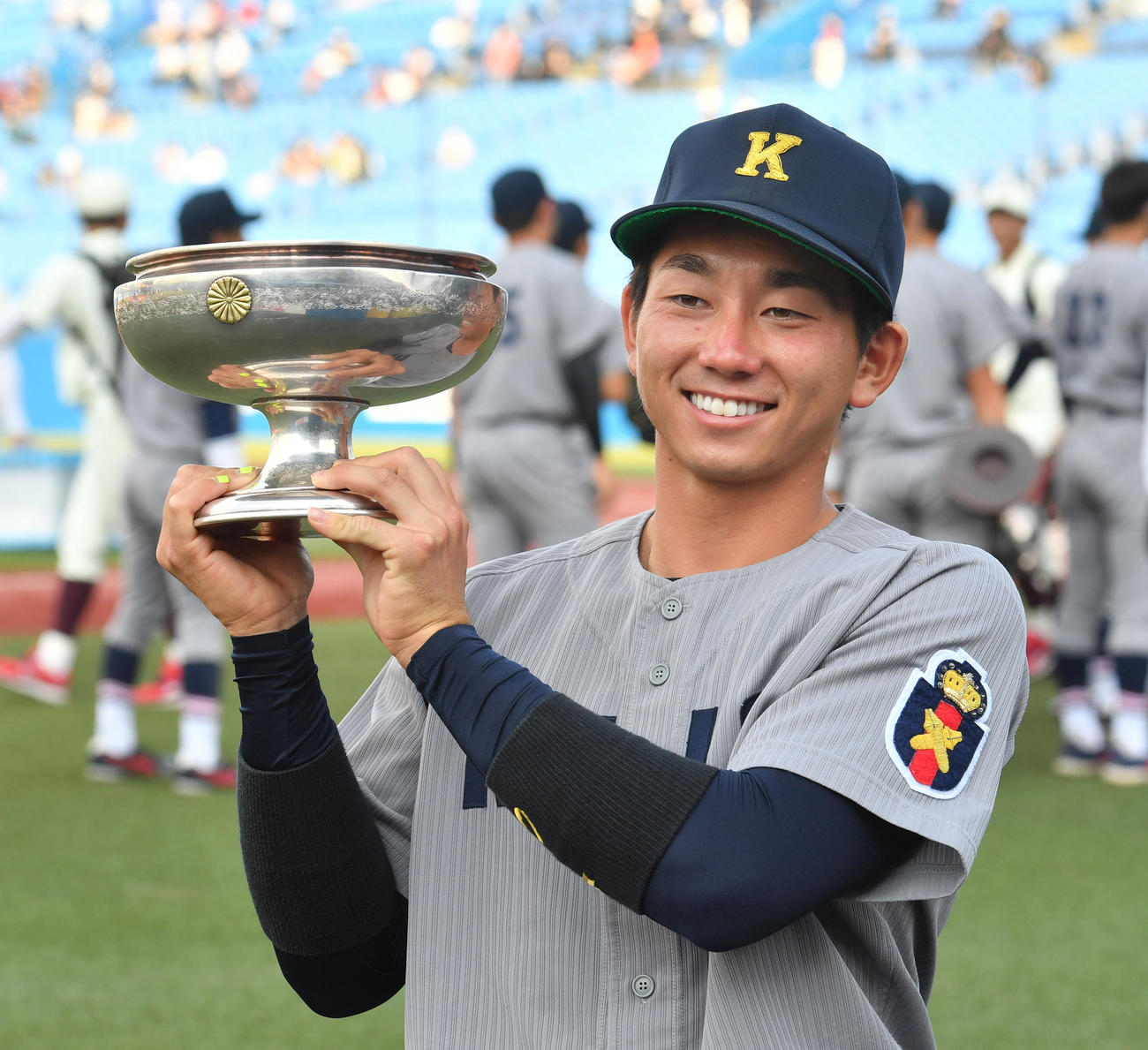 優勝杯を掲げる慶大・福井主将（撮影・柴田隆二）