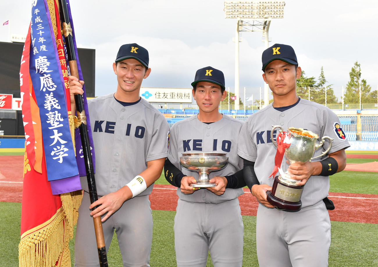 優勝し記念撮影をする慶大の、左から正木、福井、上田（撮影・柴田隆二）