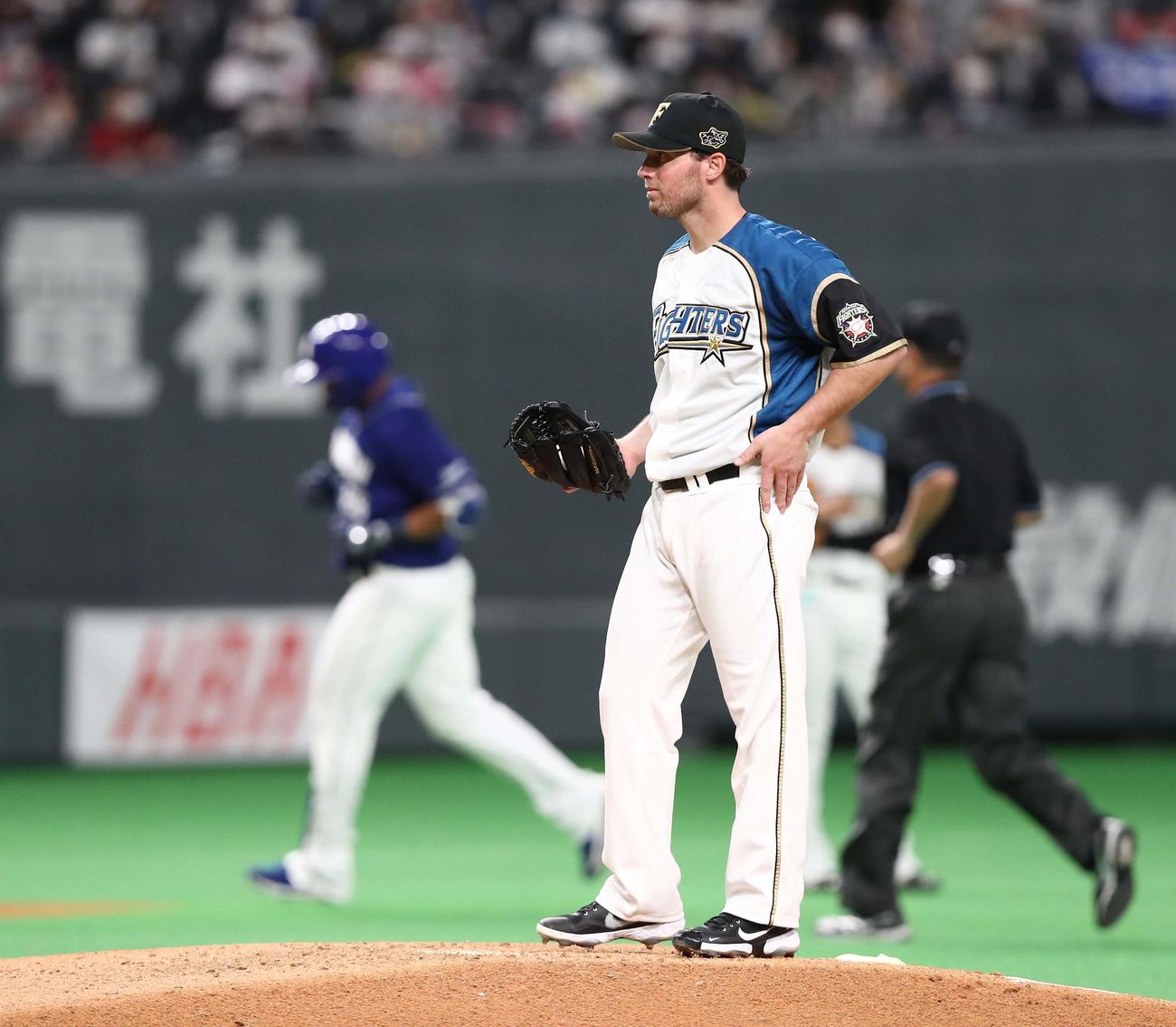 日本ハム対中日　4回表中日1死、ビシエドに左越え本塁打を浴びるアーリン（撮影・黒川智章）