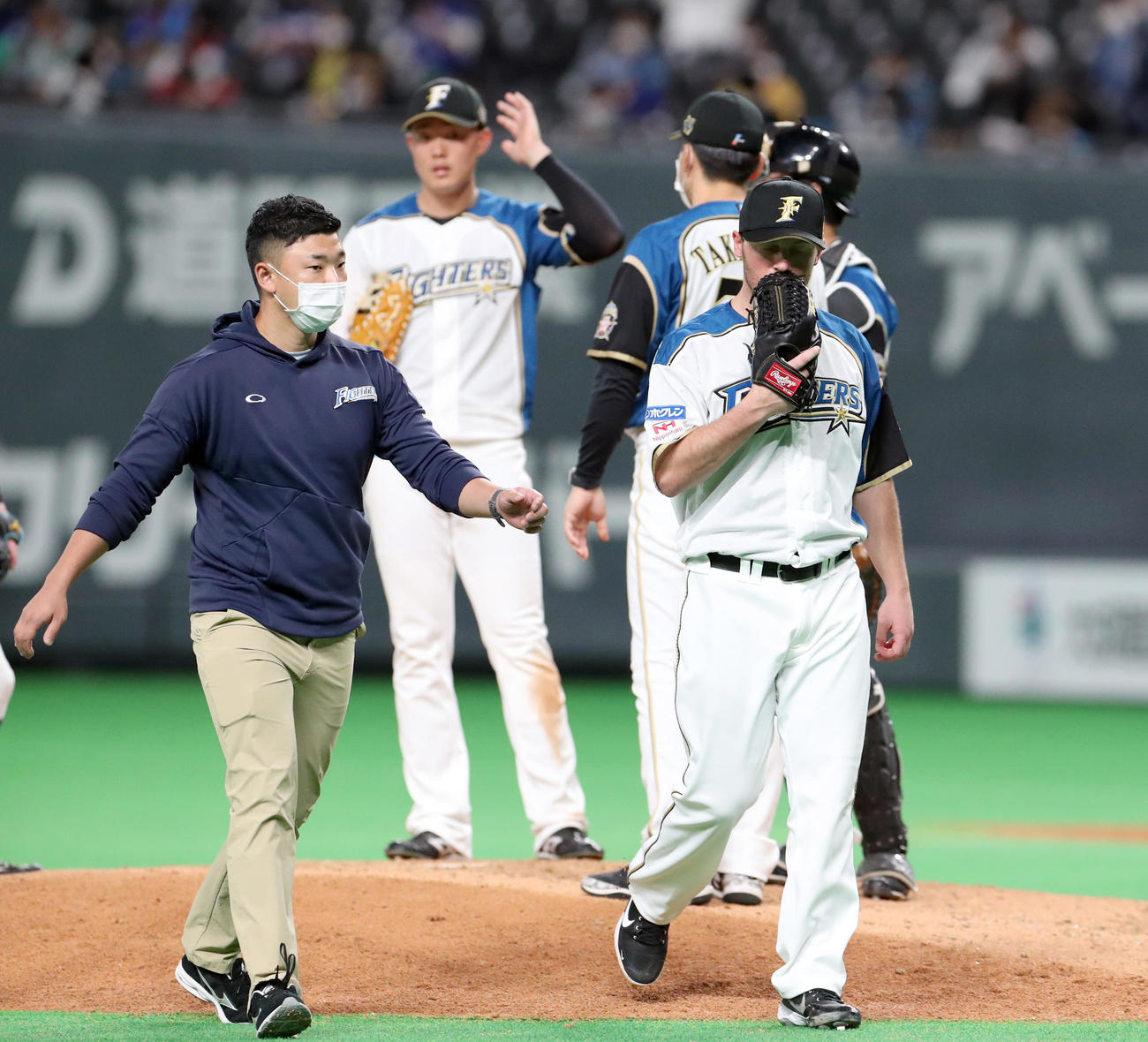 日本ハム対中日　5回途中で降板する日本ハム先発のアーリン（右手前）（撮影・佐藤翔太）