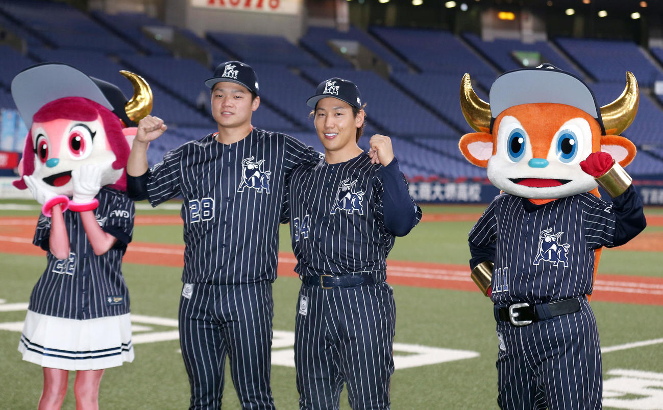 オリックス対ヤクルト　ヒーローインタビュー後、笑顔で記念撮影する富山（左）と吉田正（撮影・上山淳一）