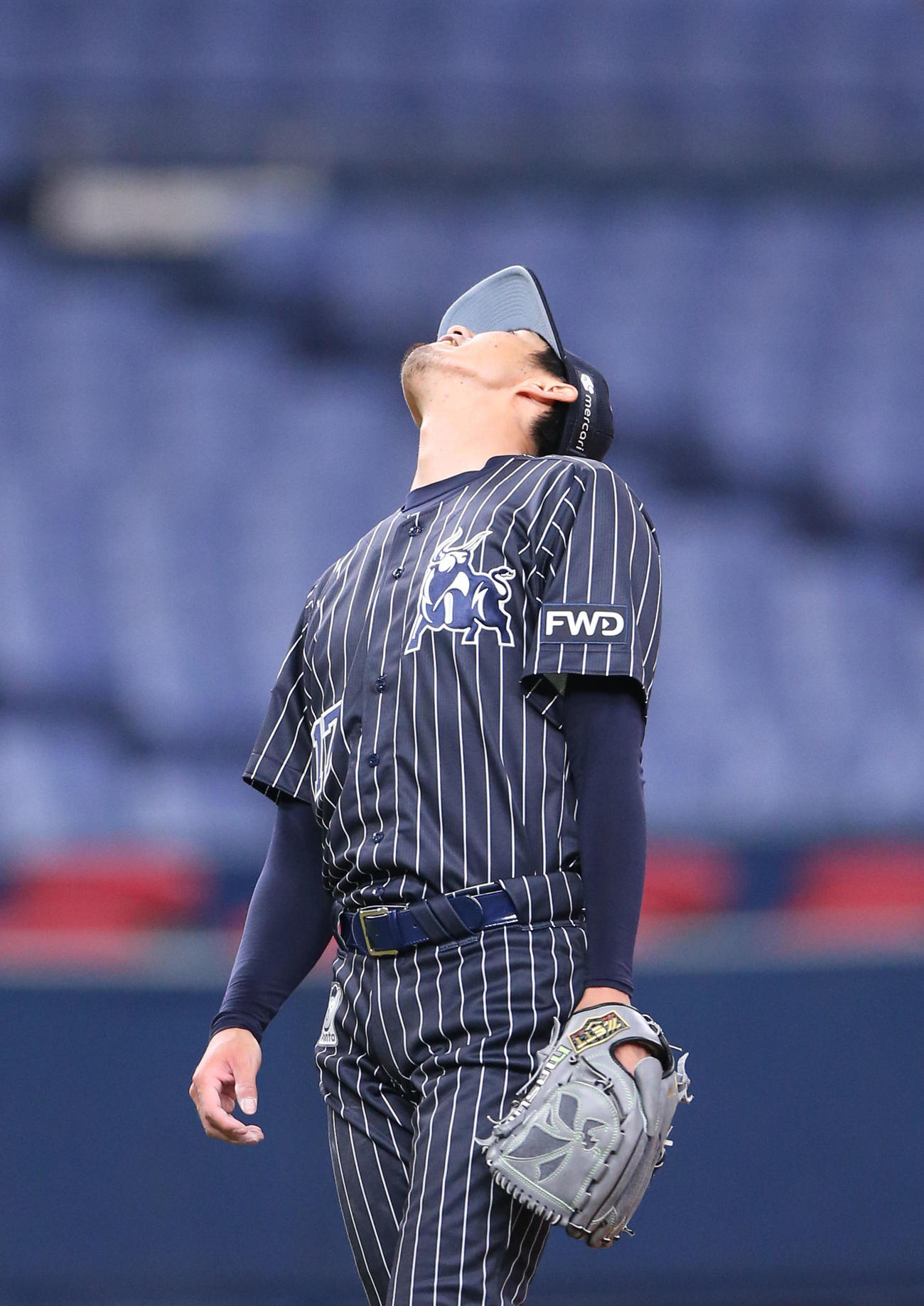 オリックス対ヤクルト　4回表ヤクルト2死二、三塁、増井はオスナに右前2点適時打を打たれ悔しがる（撮影・上山淳一）