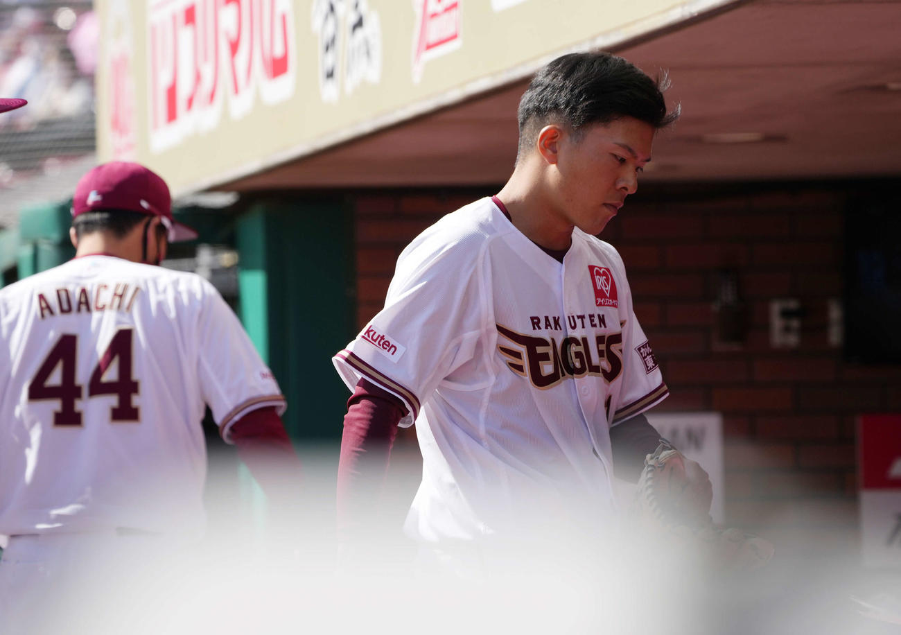 楽天対DeNA 6回表DeNA1死二塁、降板を告げられ険しい表情でベンチに向かう早川（撮影・河野匠）