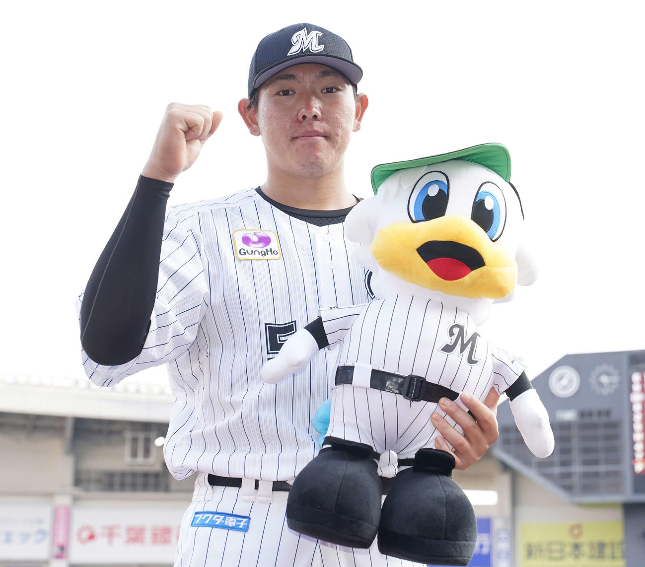 ロッテ対広島　ヒーローインタビュー後、ガッツポーズするロッテ安田（撮影・鈴木みどり）