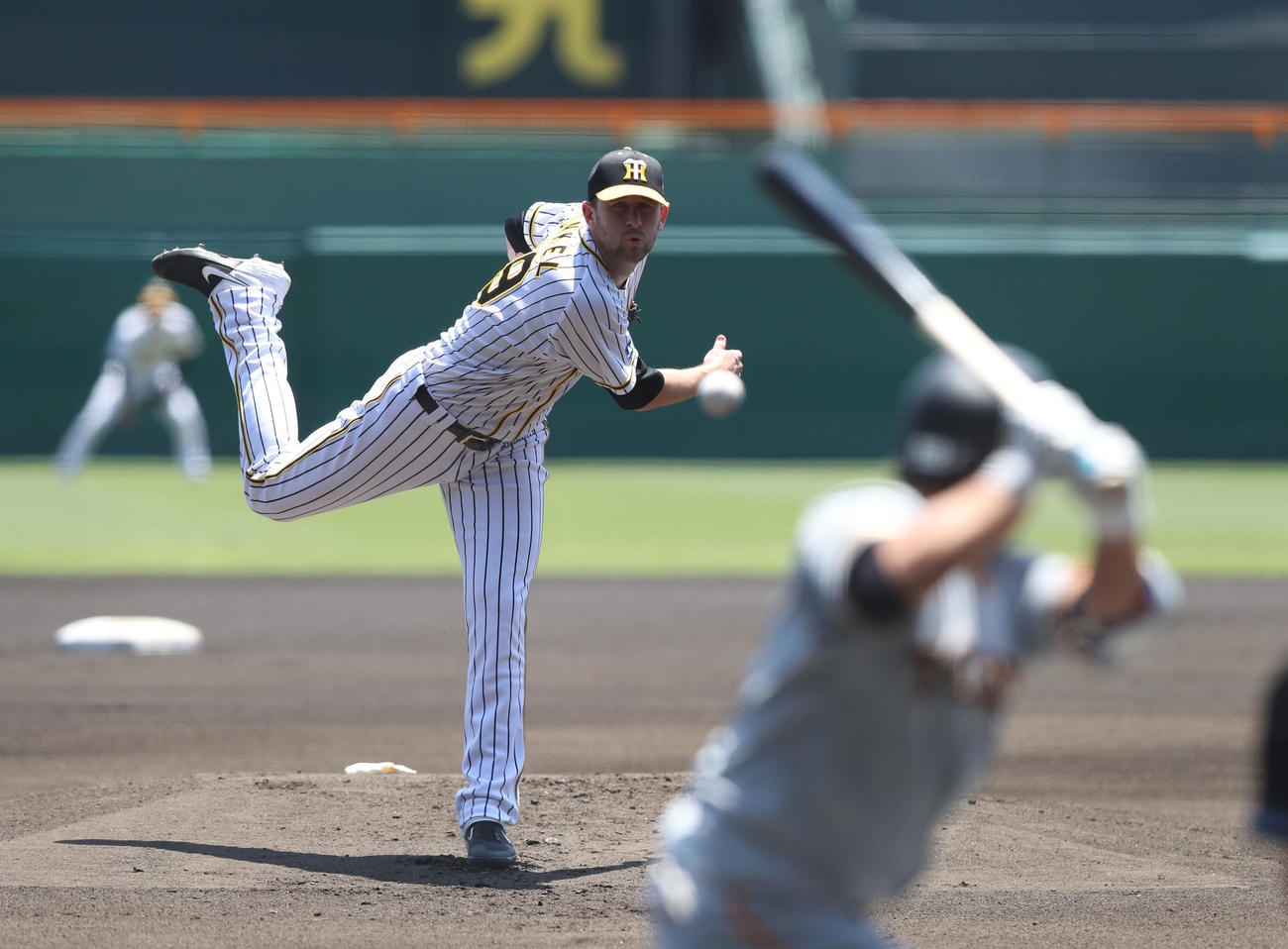 ウエスタンリーグ阪神対巨人　1回巨人1死一塁、北村拓己に対し投球するジョー・ガンケル（撮影・白石智彦）