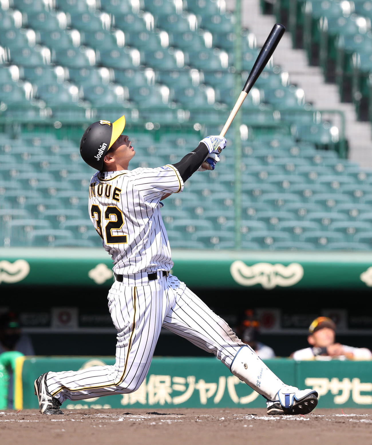 ウエスタンリーグ阪神対巨人　7回裏阪神2死一、二塁、井上広大は三飛を打ち上げる（撮影・白石智彦）