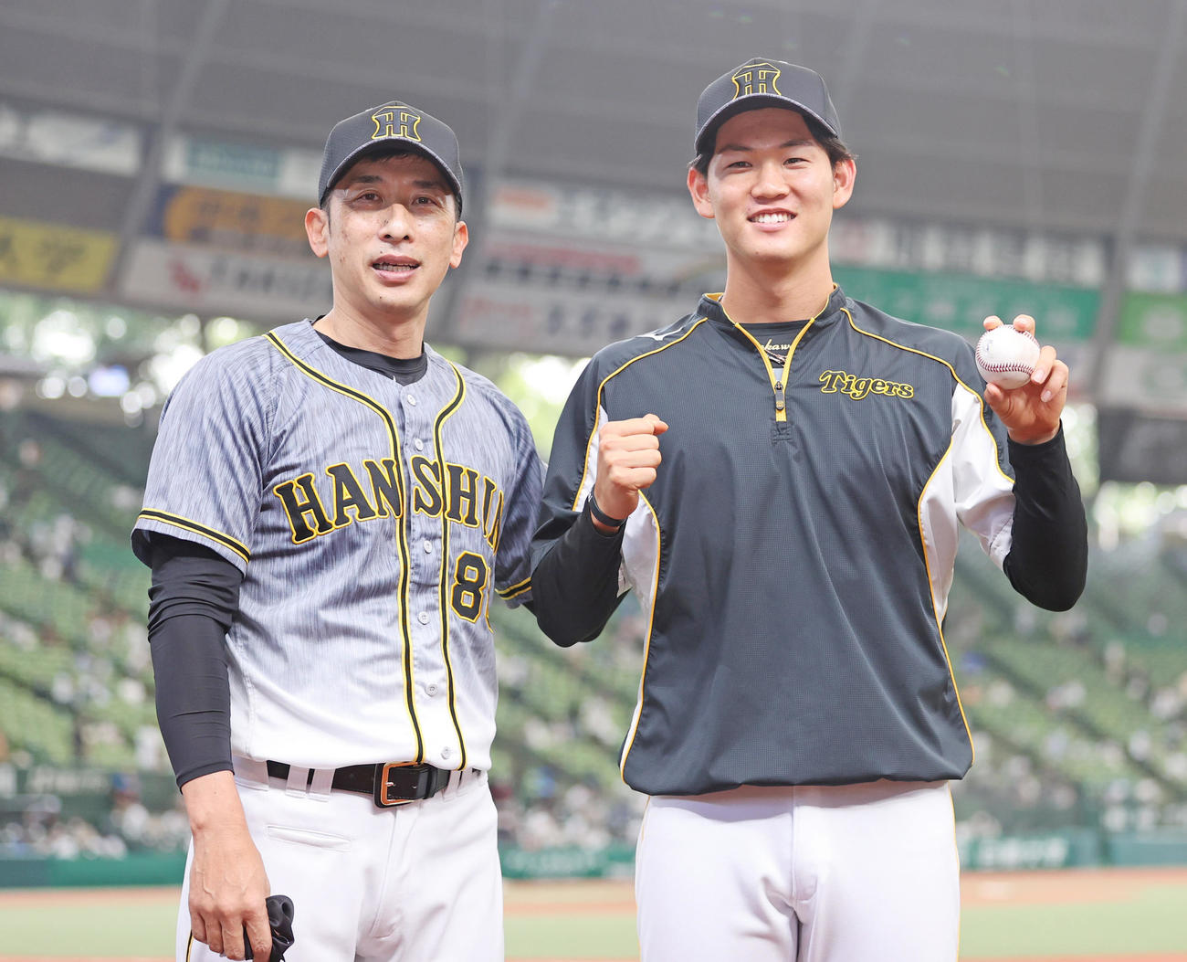 西武対阪神　リリーフ登板でプロ初勝利をあげ矢野監督（左）と記念撮影を行う及川（撮影・清水貴仁）
