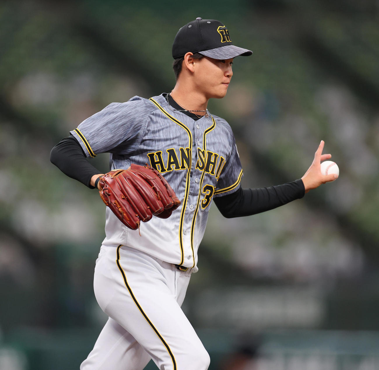 西武対阪神　3回裏西武1死二塁、山川を投ゴロに打ち取り自らベースを踏む及川（撮影・清水貴仁）