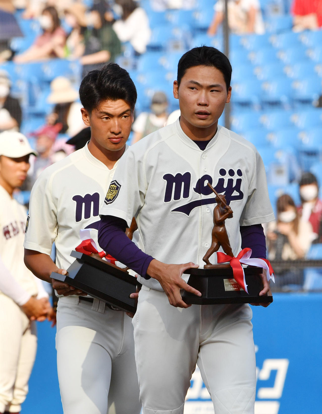 首位打者の表彰を受けた明大・陶山(右)と、山田（撮影・柴田隆二）