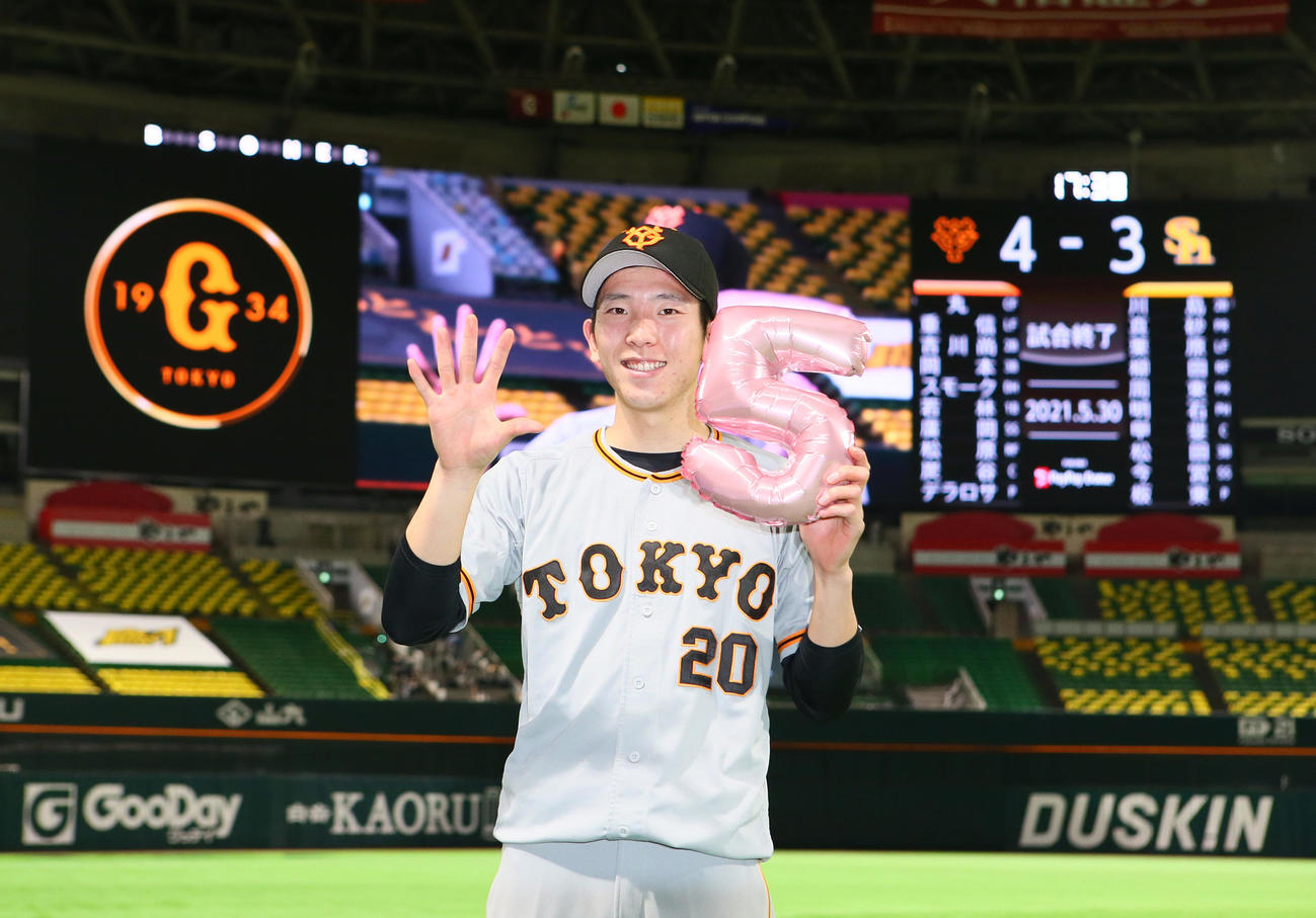 ソフトバンク対巨人　5勝目を挙げ笑顔でポーズを決める巨人戸郷（撮影・足立雅史）