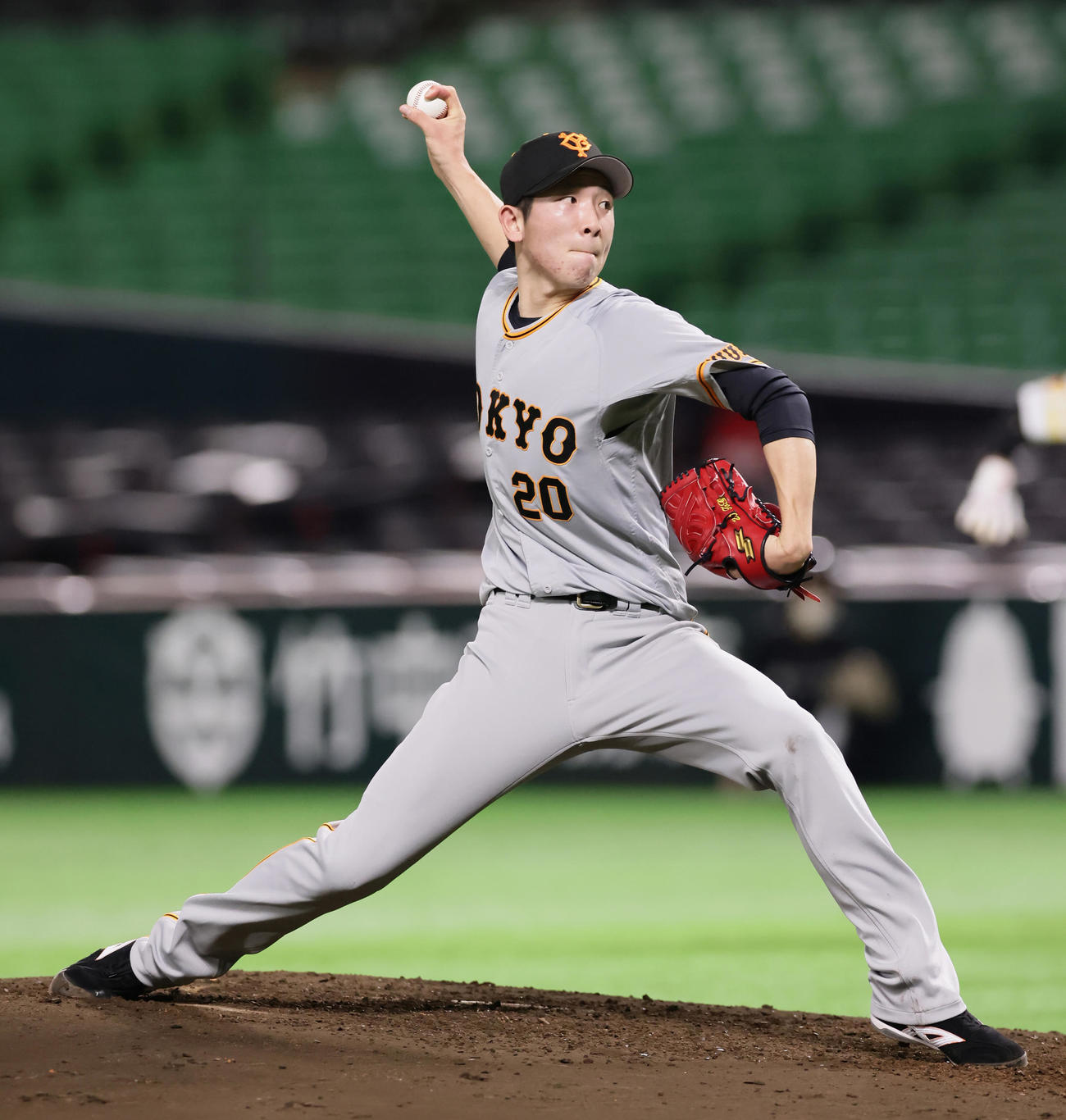 ソフトバンク対巨人　巨人先発の戸郷（撮影・足立雅史）