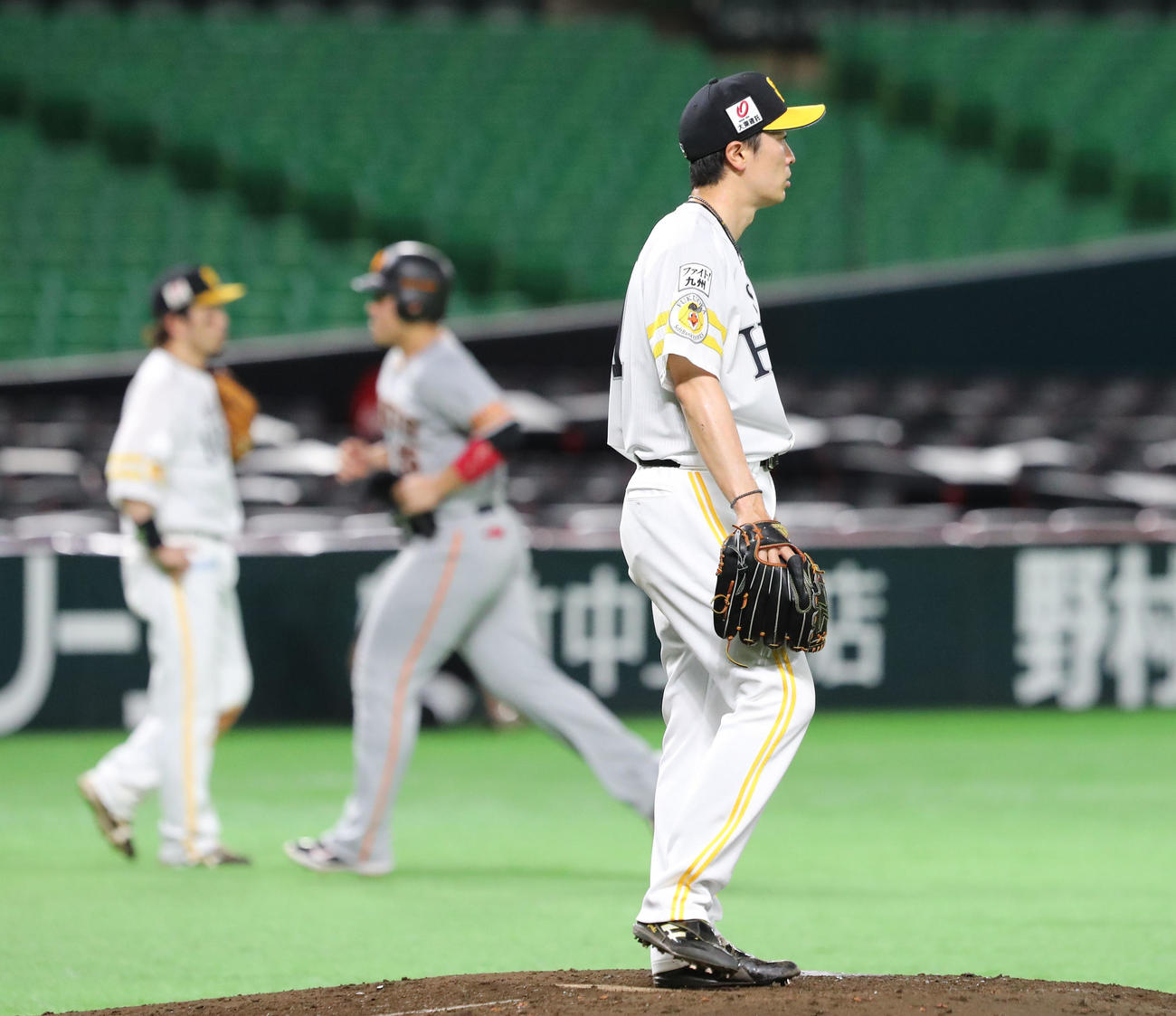 ソフトバンク対巨人　5回表巨人1死、岡本和（後方右）に勝ち越し本塁打を浴びた和田（撮影・梅根麻紀）