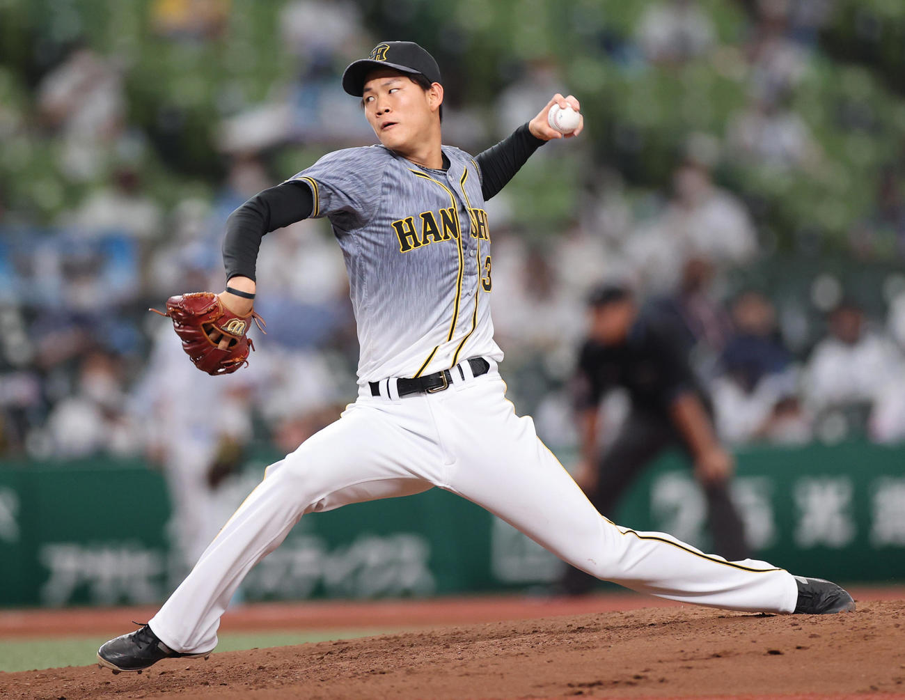 西武対阪神　3回途中から登板する及川（撮影・清水貴仁）