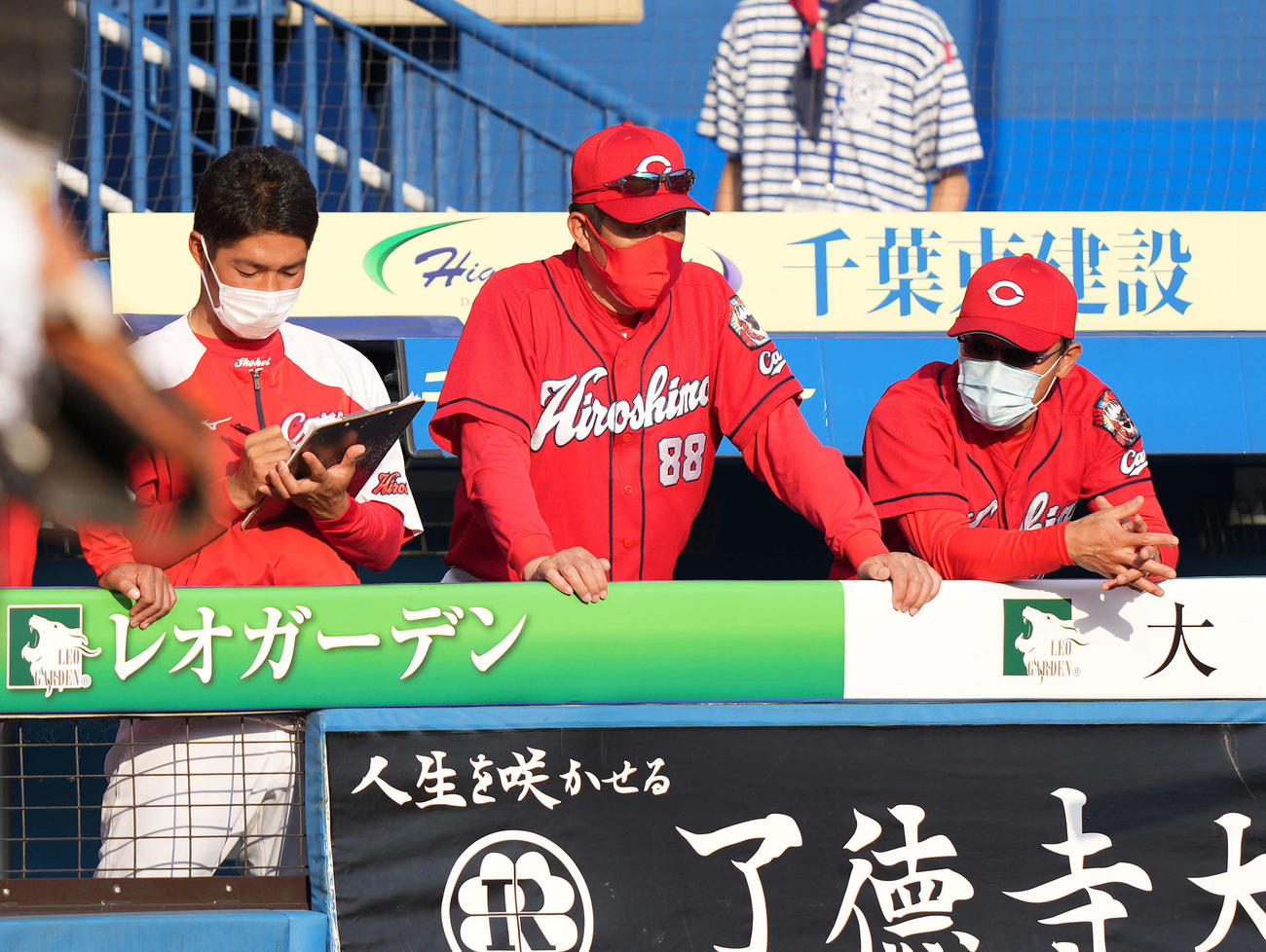 ロッテ対広島　ベンチで浮かない表情の広島佐々岡監督（中央）（撮影・鈴木みどり）