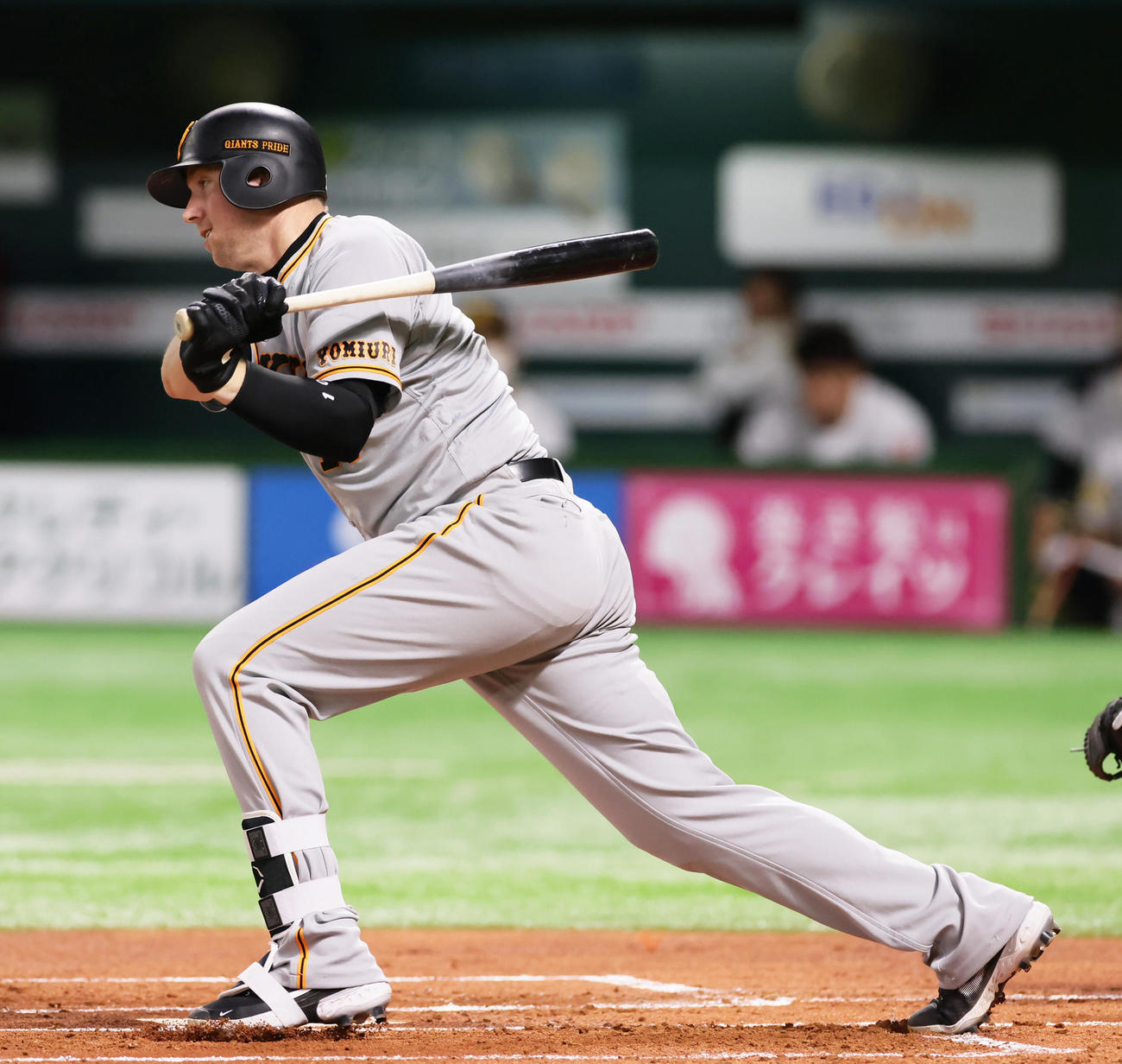 ソフトバンク対巨人　1回表巨人2死二、三塁、中前2点適時打を放つスモーク（撮影・足立雅史）