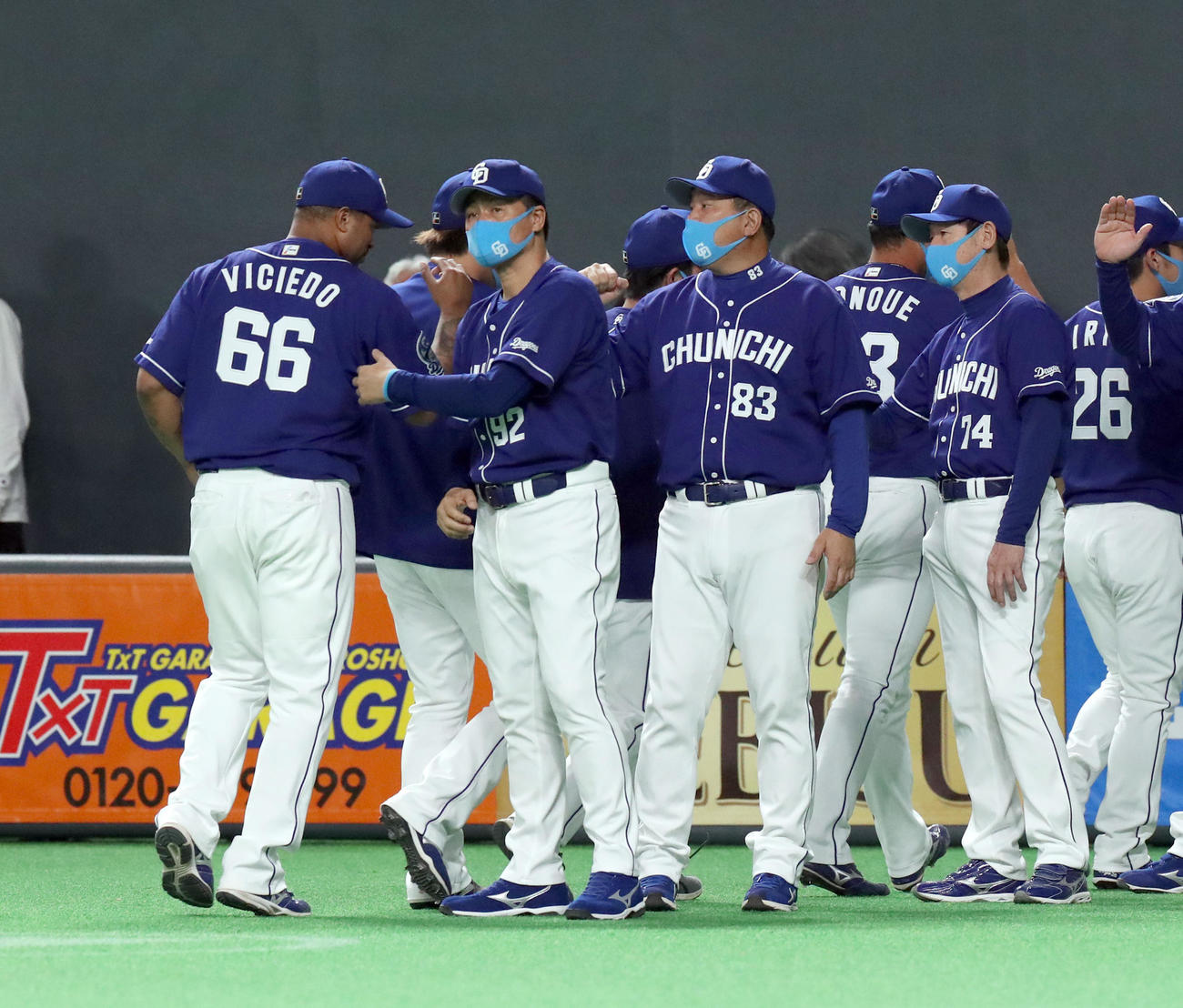 日本ハム対中日　試合終了後、ナインを出迎える中日与田監督（中央）（撮影・佐藤翔太）