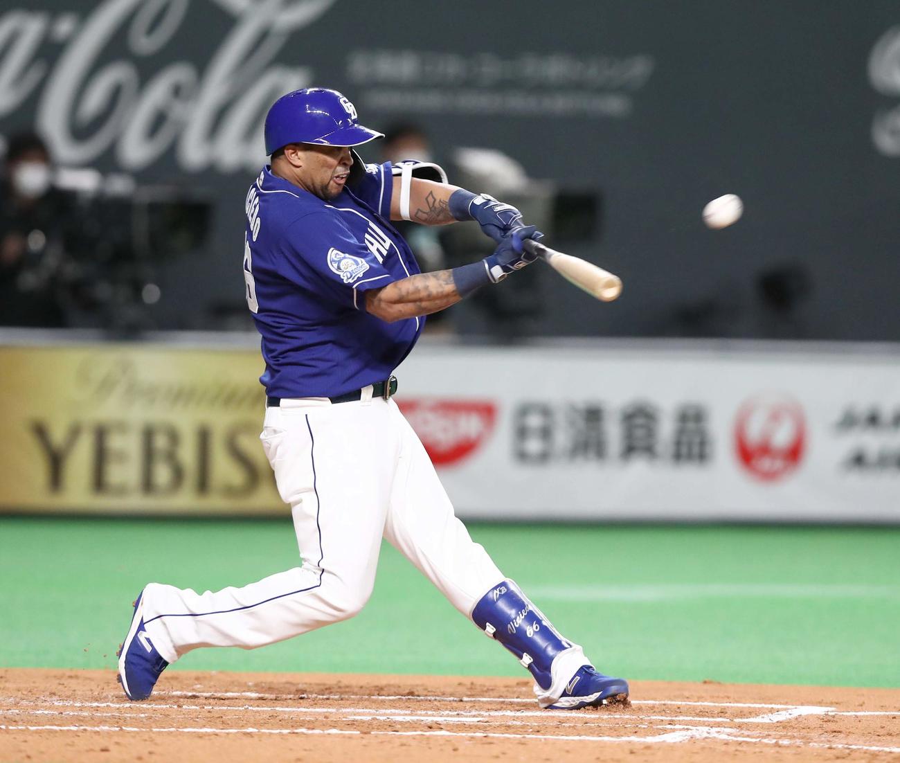 日本ハム対中日　4回表中日1死、左越え本塁打を放つビシエド（撮影・黒川智章）