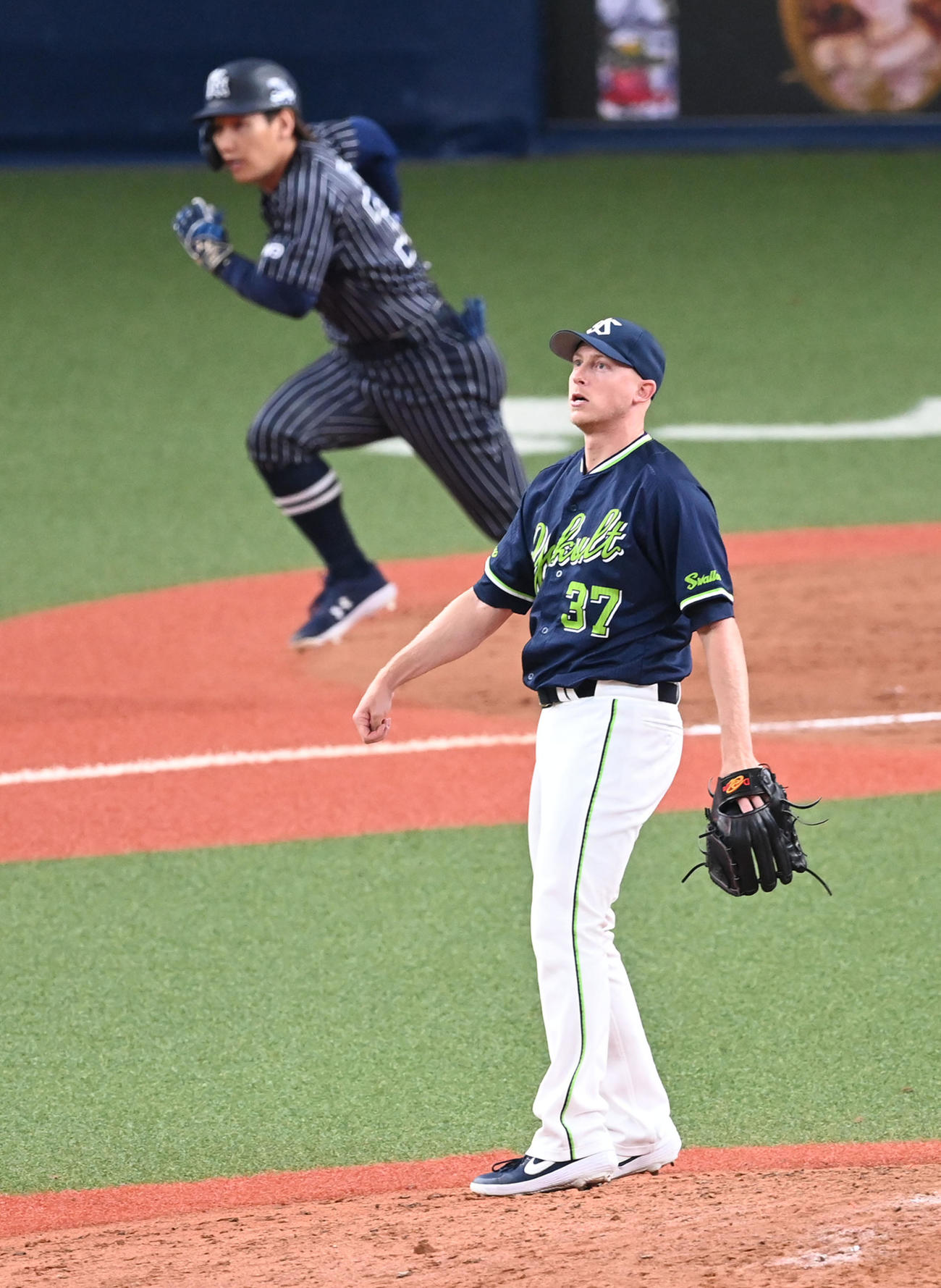 オリックス対ヤクルト3回戦　8回裏オリックス2死一、三塁、吉田正尚に逆転の右適時2点三塁打を打たれがっくりするスコット・マクガフ（撮影・前岡正明）