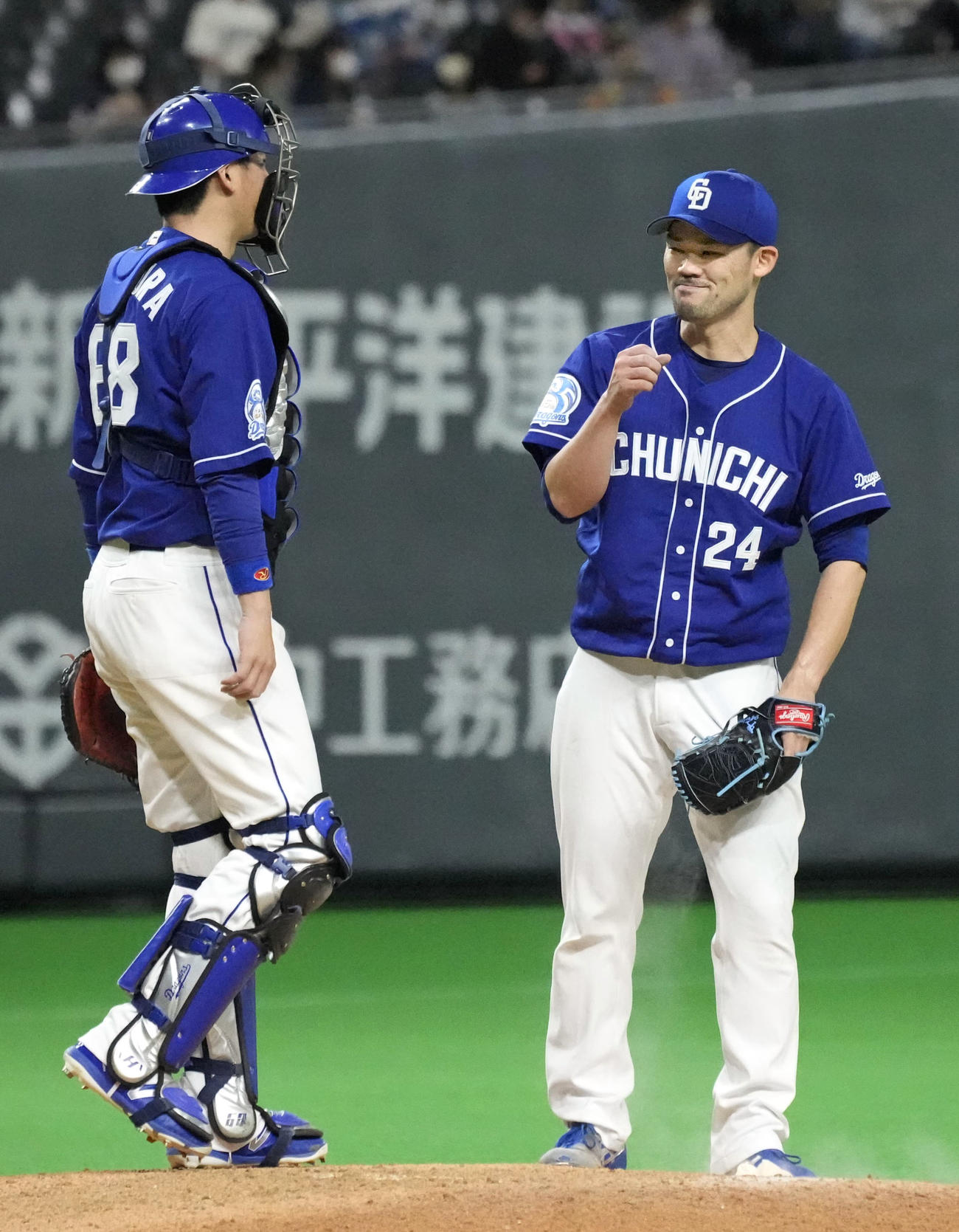 日本ハム対中日　6回、マウンドで捕手桂（左）に声を掛けられる中日福谷（共同）