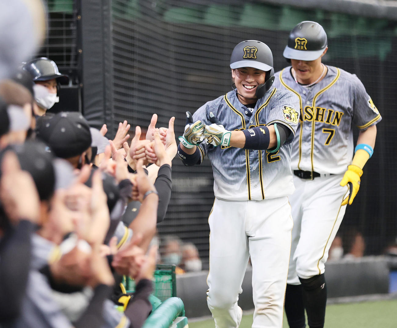 西武対阪神　5回裏阪神2死一塁、梅野は左越え2点本塁打を放ちU2ポーズを初披露する（撮影・清水貴仁）