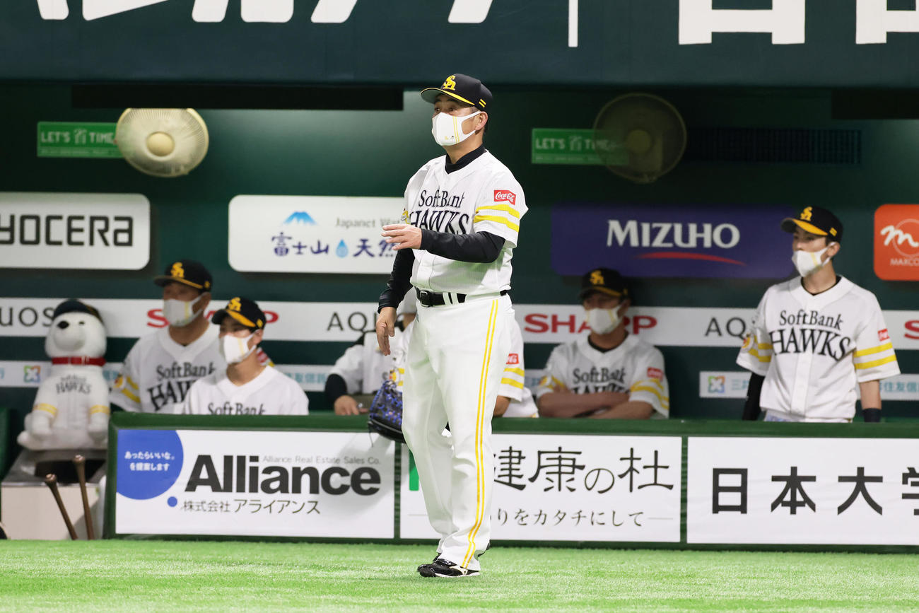 ソフトバンク対巨人　4回表巨人1死一塁、一塁走者石川の二塁盗塁セーフ判定に対し審判に確認するソフトバンク工藤監督（撮影・足立雅史）