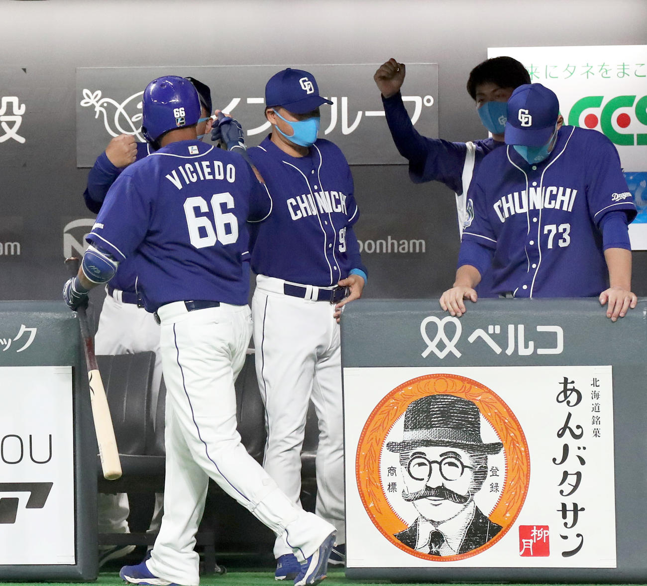 4回表中日1死、左越え本塁打を放ったビシエドを出迎える与田監督（中央）（撮影・佐藤翔太）