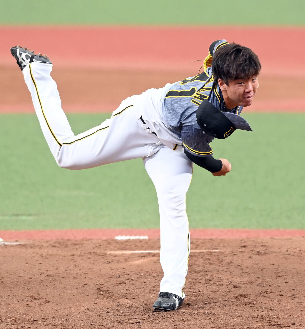西武対阪神　帽子を飛ばしながら投球する阪神の先発村上（撮影・たえ見朱実）