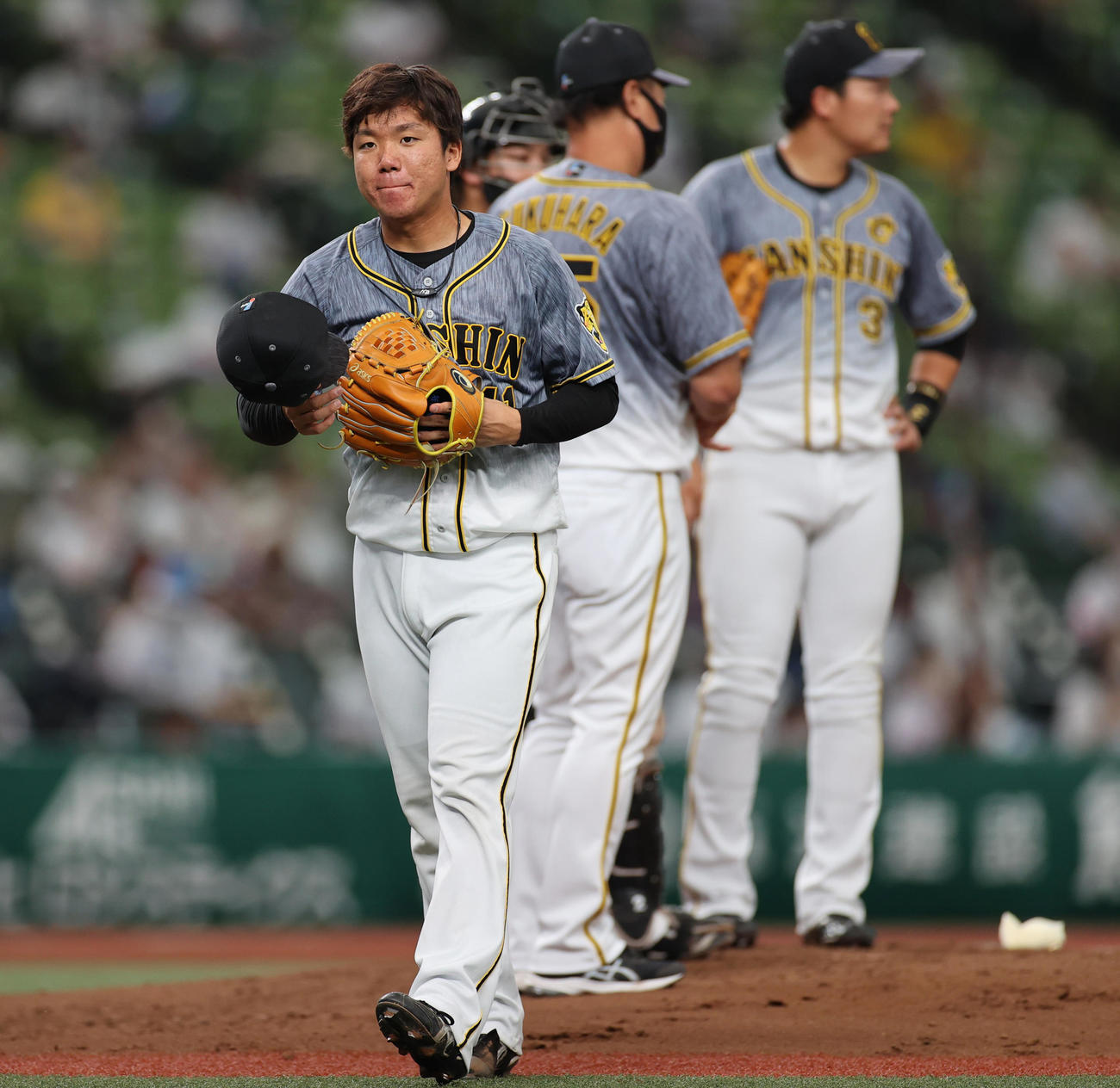 西武対阪神　3回裏西武1死二塁、西武に勝ち越しを許したところで降板となる村上（撮影・清水貴仁）
