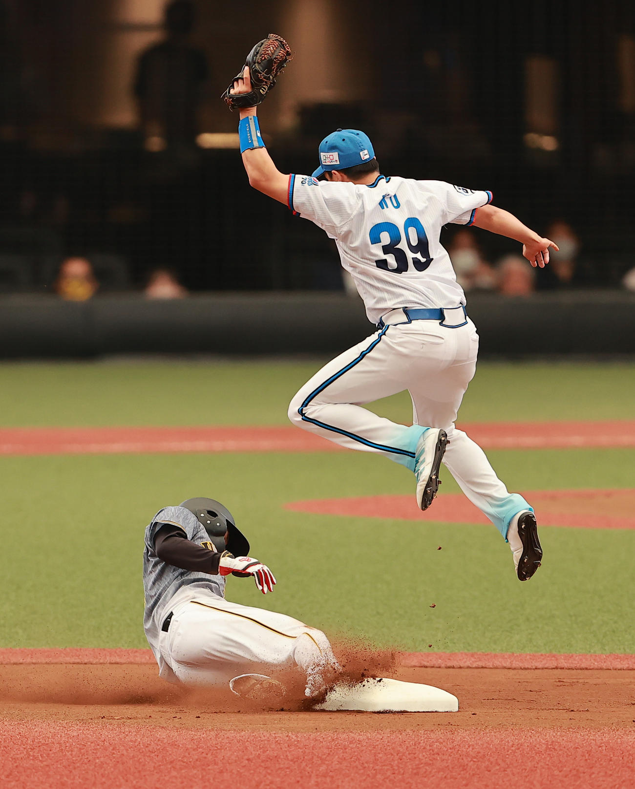 西武対阪神　1回表阪神1死一塁、二盗に成功する中野（撮影・野上伸悟）