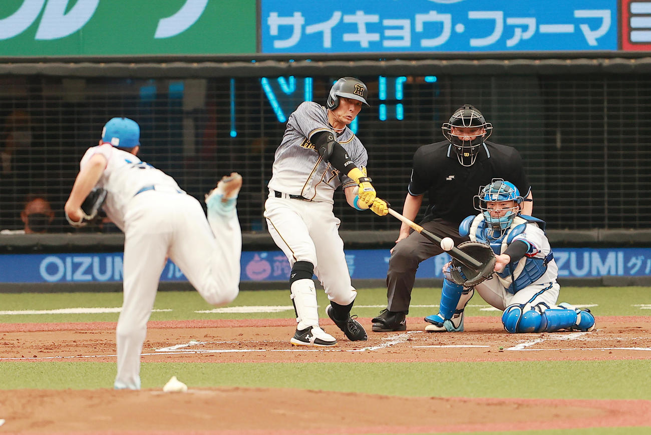 西武対阪神　2回表阪神1死三塁、平井から右越え先制2点本塁打を放つ糸井（撮影・野上伸悟）