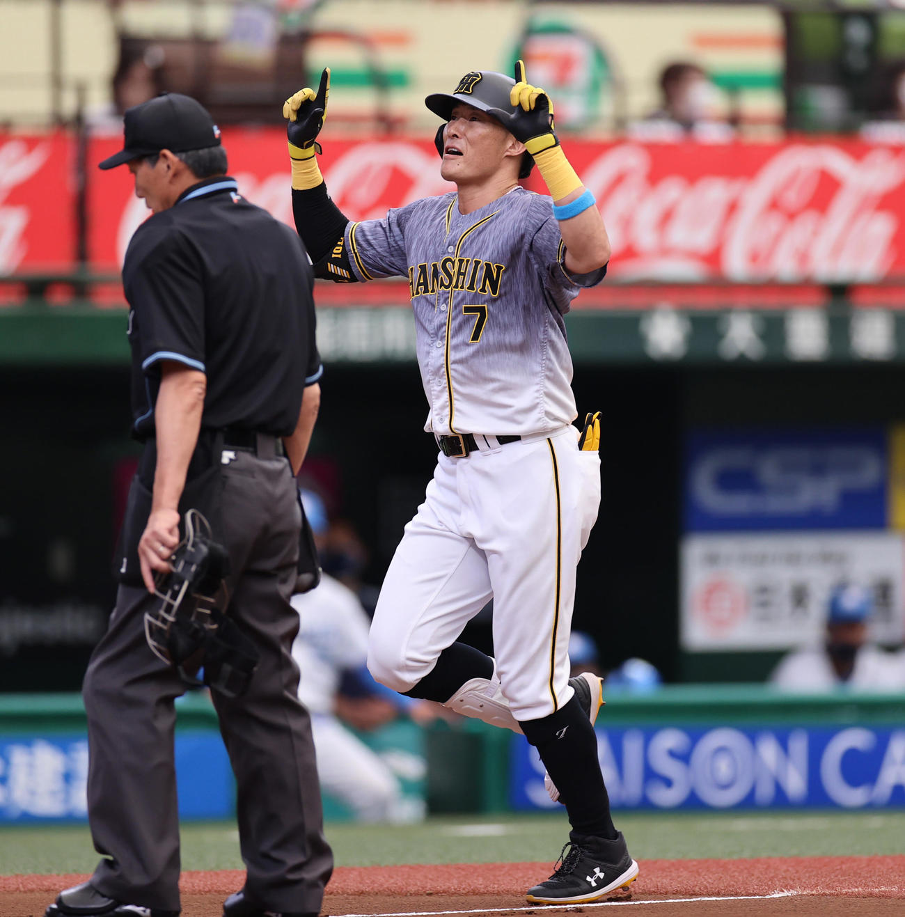 西武対阪神　2回表阪神1死三塁、糸井は右越え先制2点本塁打を放ち、佐藤輝ばりのポーズで生還する（撮影・清水貴仁）