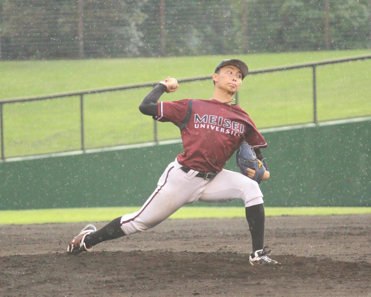 明星大対武蔵大　雨の中で力投する明星大・権田（撮影・保坂恭子）