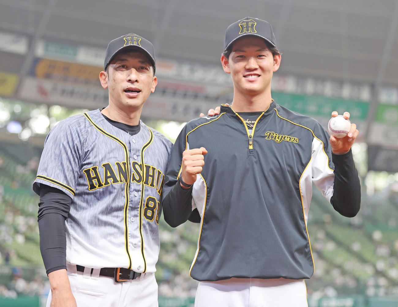 西武対阪神　リリーフ登板でプロ初勝利をあげ矢野監督（左）と記念撮影を行う及川（撮影・清水貴仁）